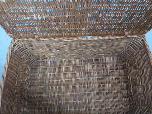 A wicker case, 42cm x 67cm x 37cm - Image 2 of 2