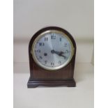 An Edwardian inlaid 8 day striking mantle clock with mahogany case, 26cm tall, in running order