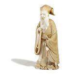 λ A JAPANESE IVORY OKIMONO FIGURE OF A SAGE LATE MEIJI 1868-1912 OR EARLY TAISHO 1912-1926 well