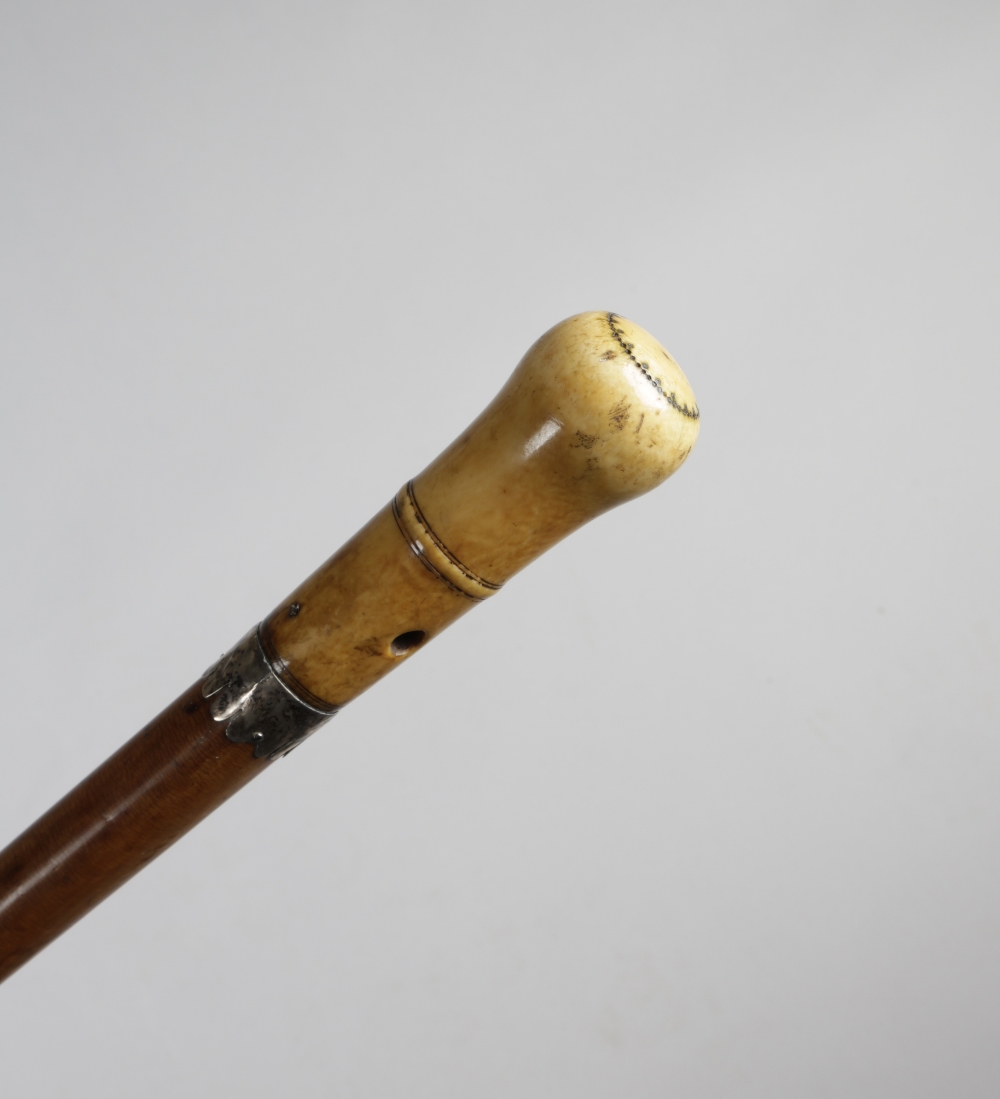 λ AN IVORY AND PIQUE WORK HANDLED WALKING CANE; LATE 17TH / EARLY 18TH CENTURY pierced for tassel, - Bild 5 aus 5