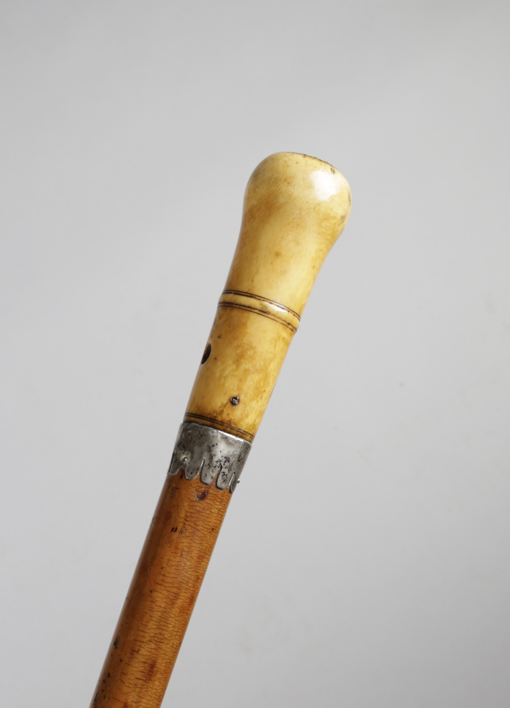 λ AN IVORY AND PIQUE WORK HANDLED WALKING CANE; LATE 17TH / EARLY 18TH CENTURY pierced for tassel, - Bild 4 aus 5