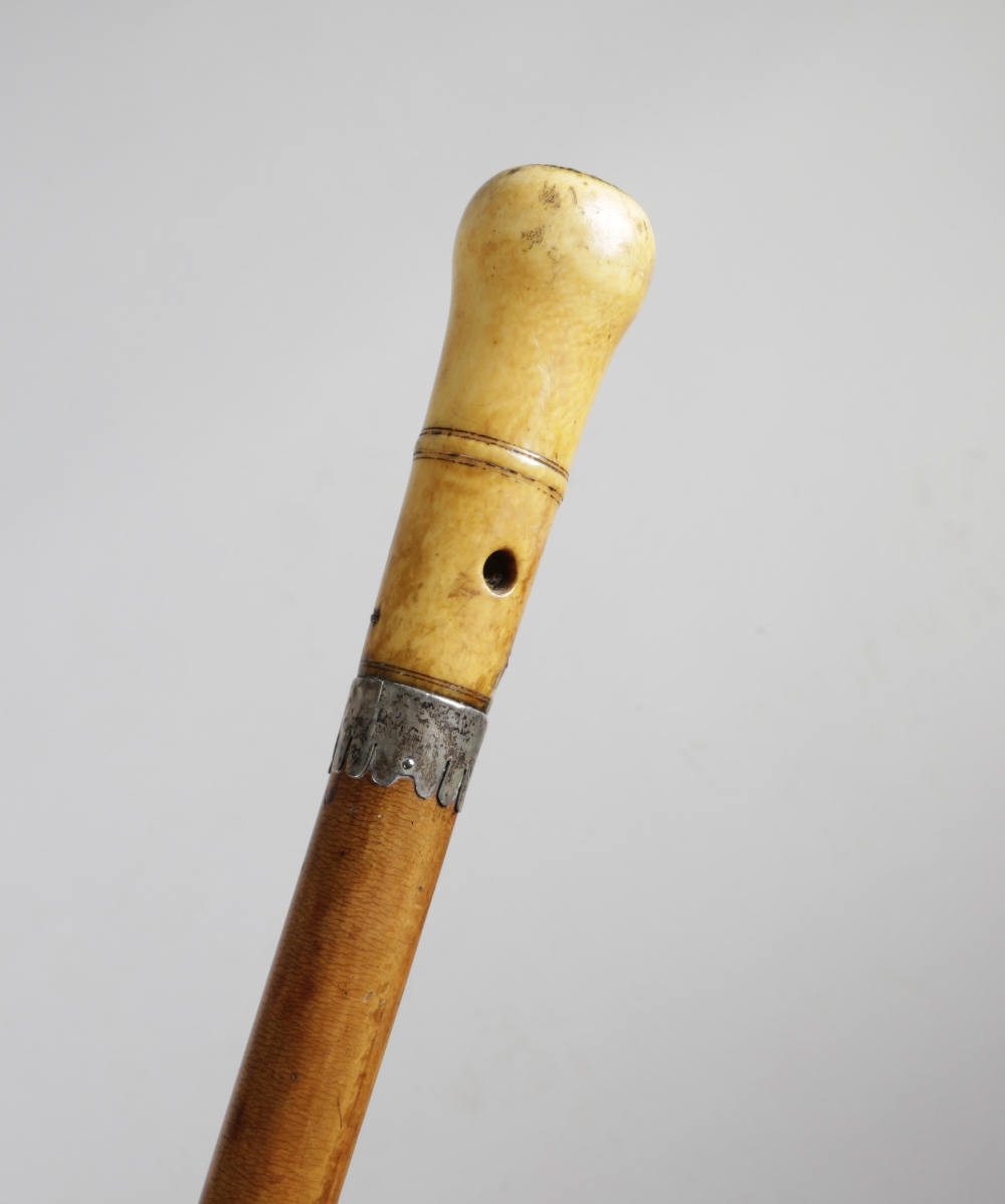 λ AN IVORY AND PIQUE WORK HANDLED WALKING CANE; LATE 17TH / EARLY 18TH CENTURY pierced for tassel, - Bild 2 aus 5