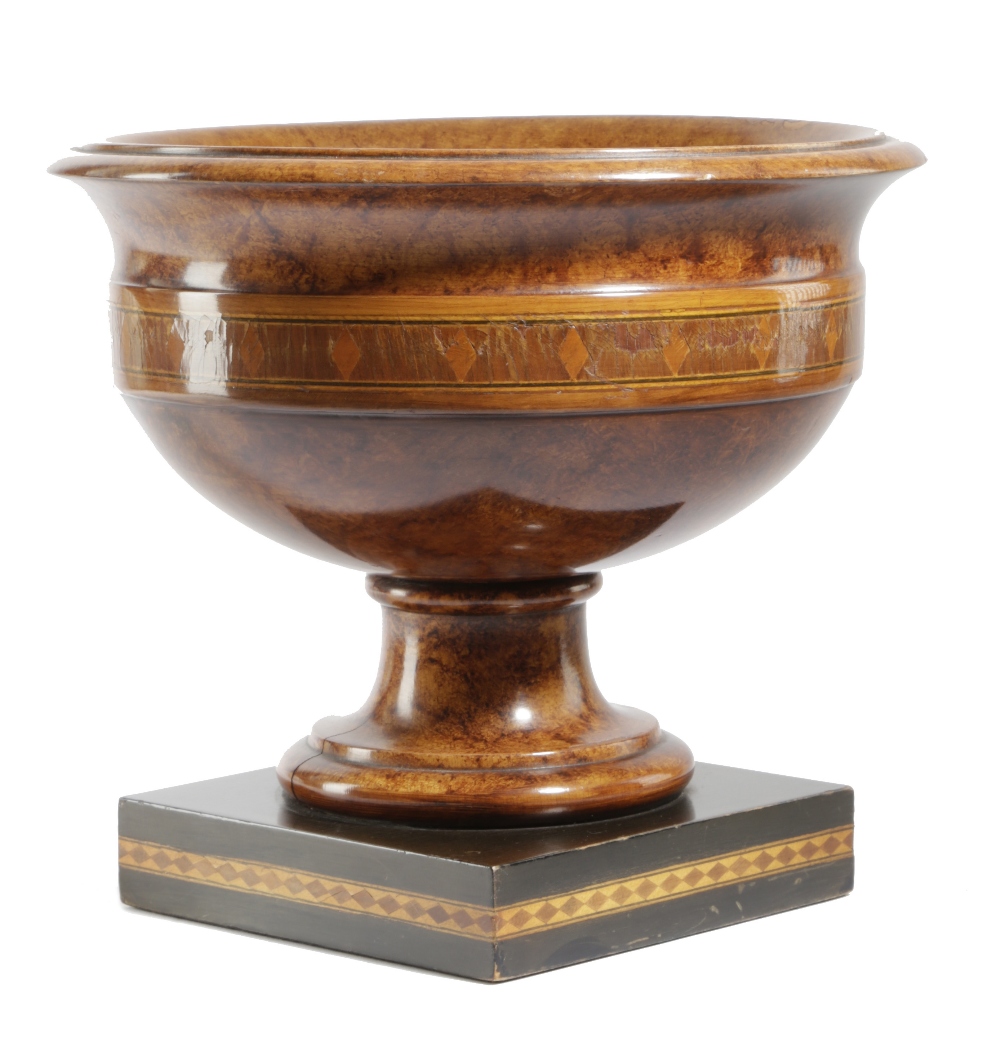A TREEN BURR BIRCH URN NORTH EUROPEAN, LATE 19TH / EARLY 20TH CENTURY decorated with bands of