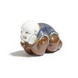 A JAPANESE HIRADO PORCELAIN NETSUKE OF A KARAKO LATE EDO / MEIJI PERIOD, 19TH CENTURY the Chinese