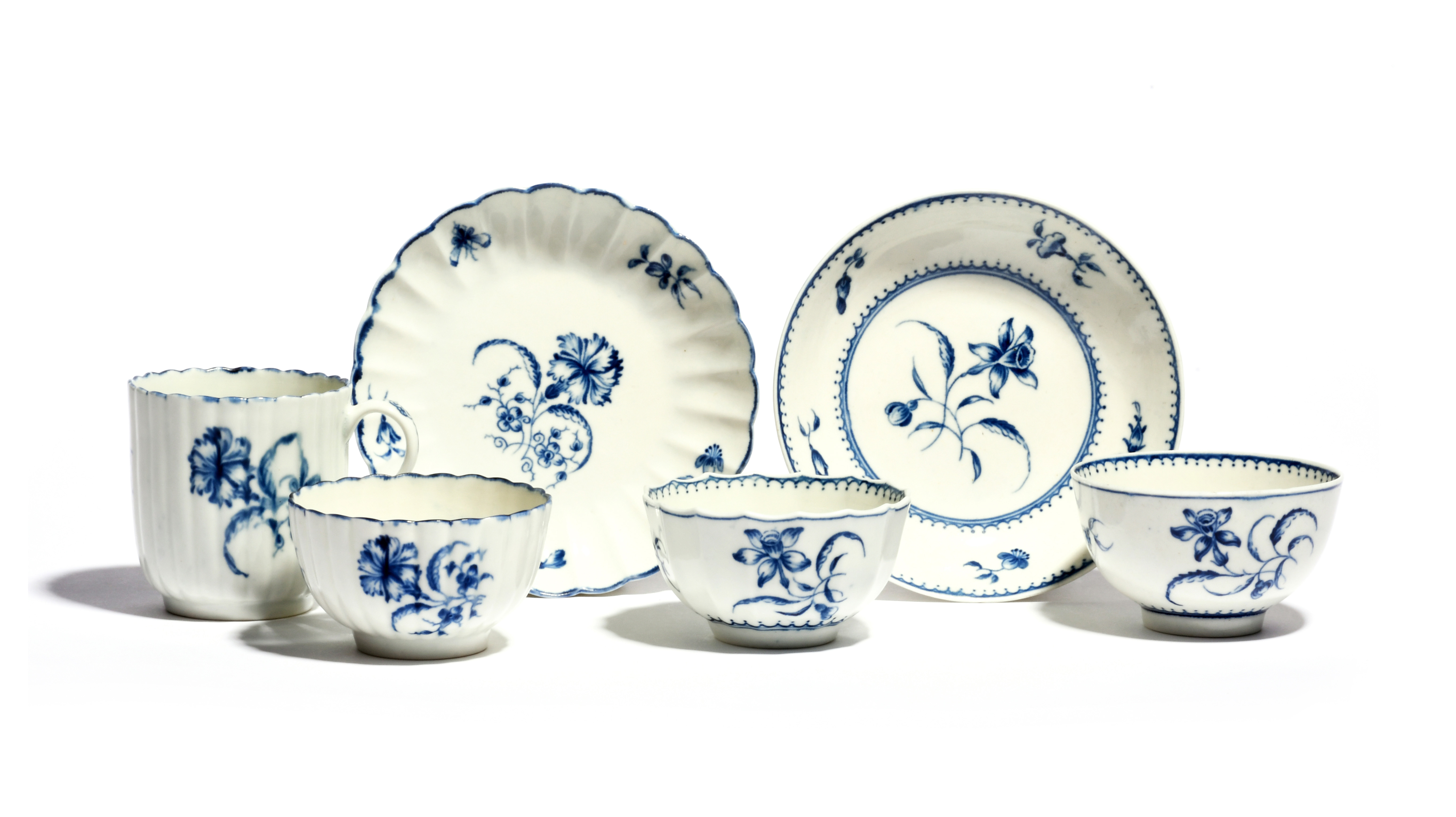 A Worcester blue and white trio c.1770-80, the fluted forms painted with the Gilliflower pattern,