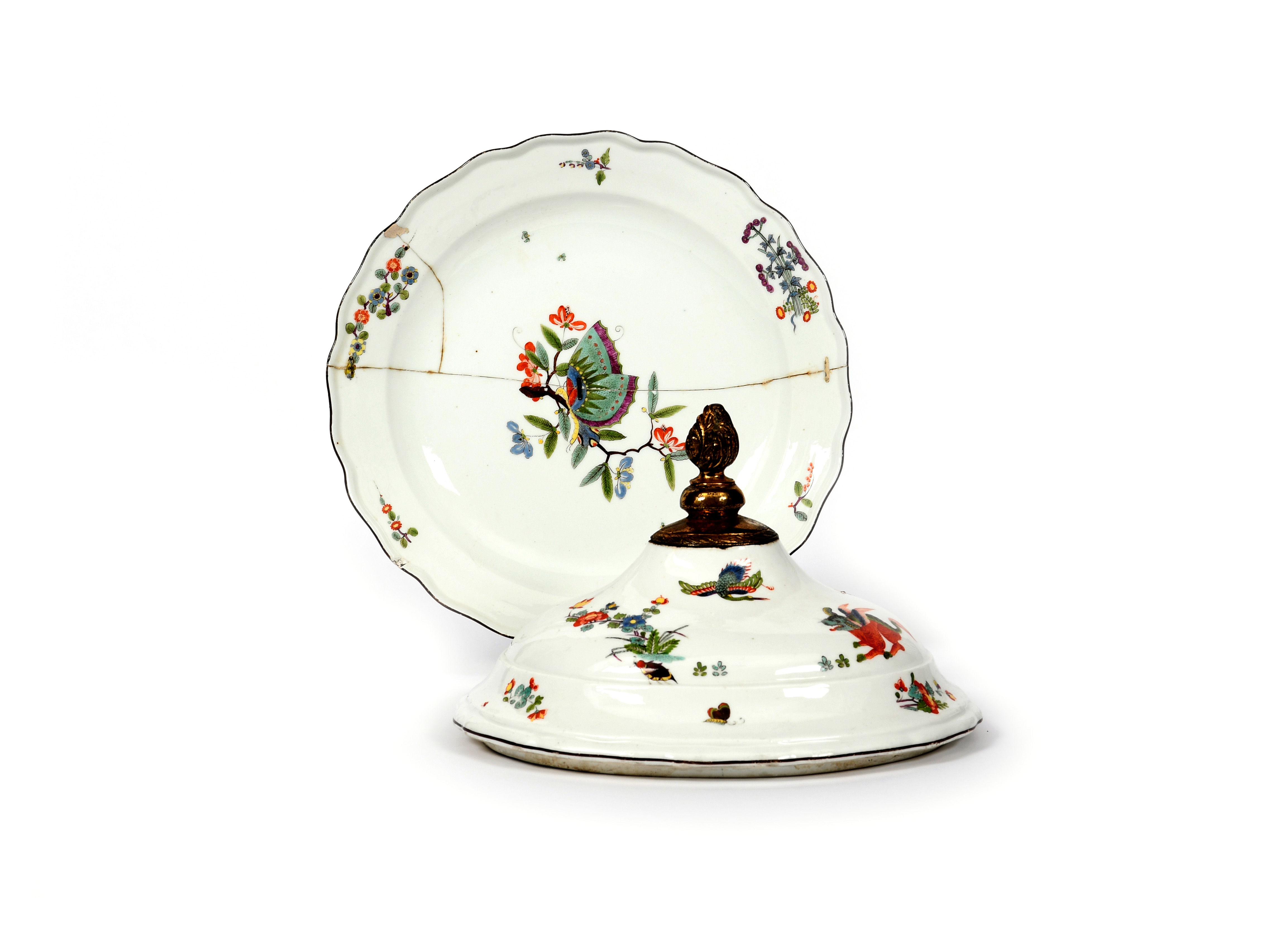 A Meissen tureen cover c.1740, painted in an extended Kakiemon palette with the Korean Lion pattern,