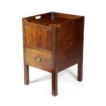 A GEORGE III MAHOGANY TRAY-TOP BEDSIDE COMMODE C.1800 the galleried top pierced with two