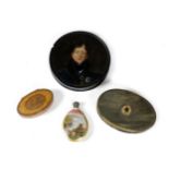 'GEORGE IV' A LACQUERED PAPIER-MACHE SNUFF BOX IN THE MANNER OF SAMUEL RAVEN, C.1825-30 the pull-off
