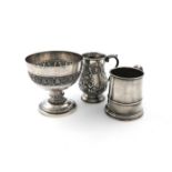 A small mixed lot of silver items, comprising: an Edwardian mug, by Walker and Hall, Sheffield 1902,