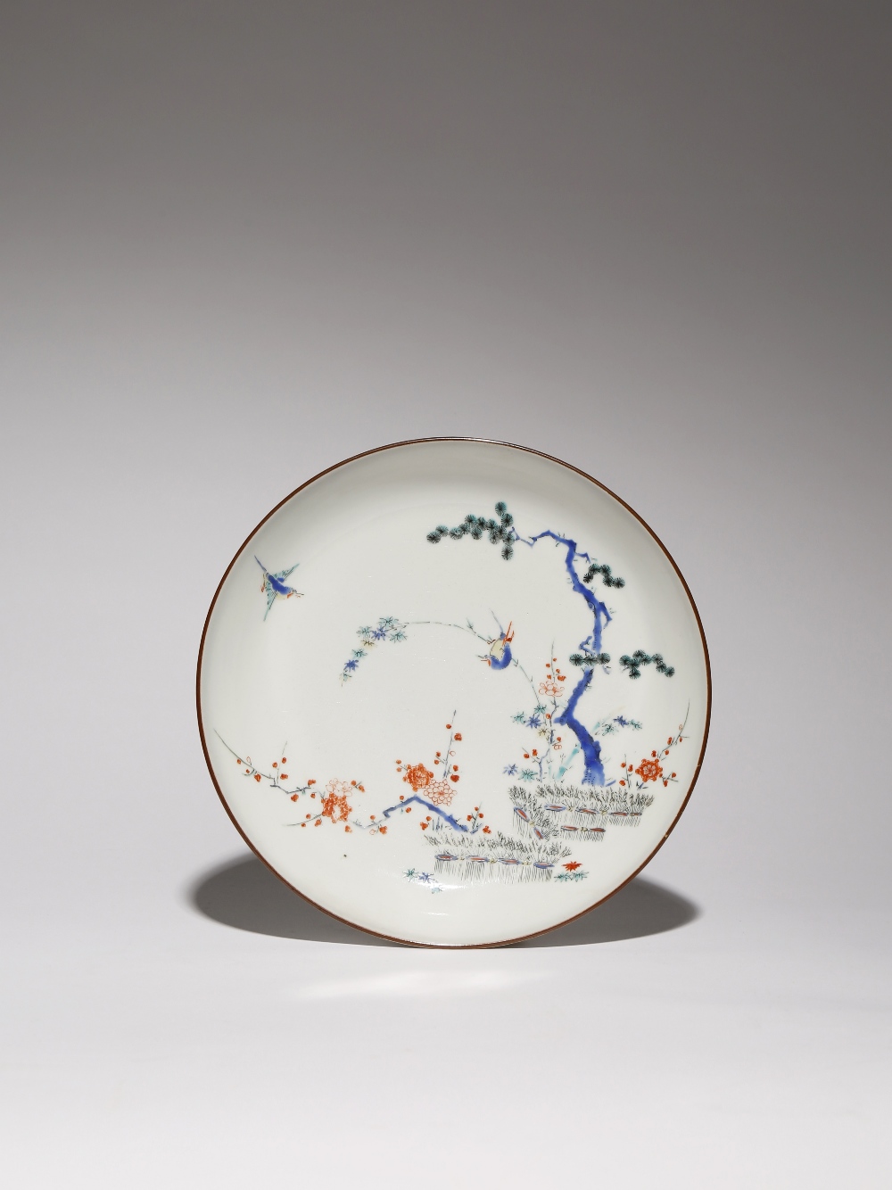 A JAPANESE KAKIEMON DISH EDO PERIOD, C.1700 The body with a typical brown rim and painted in