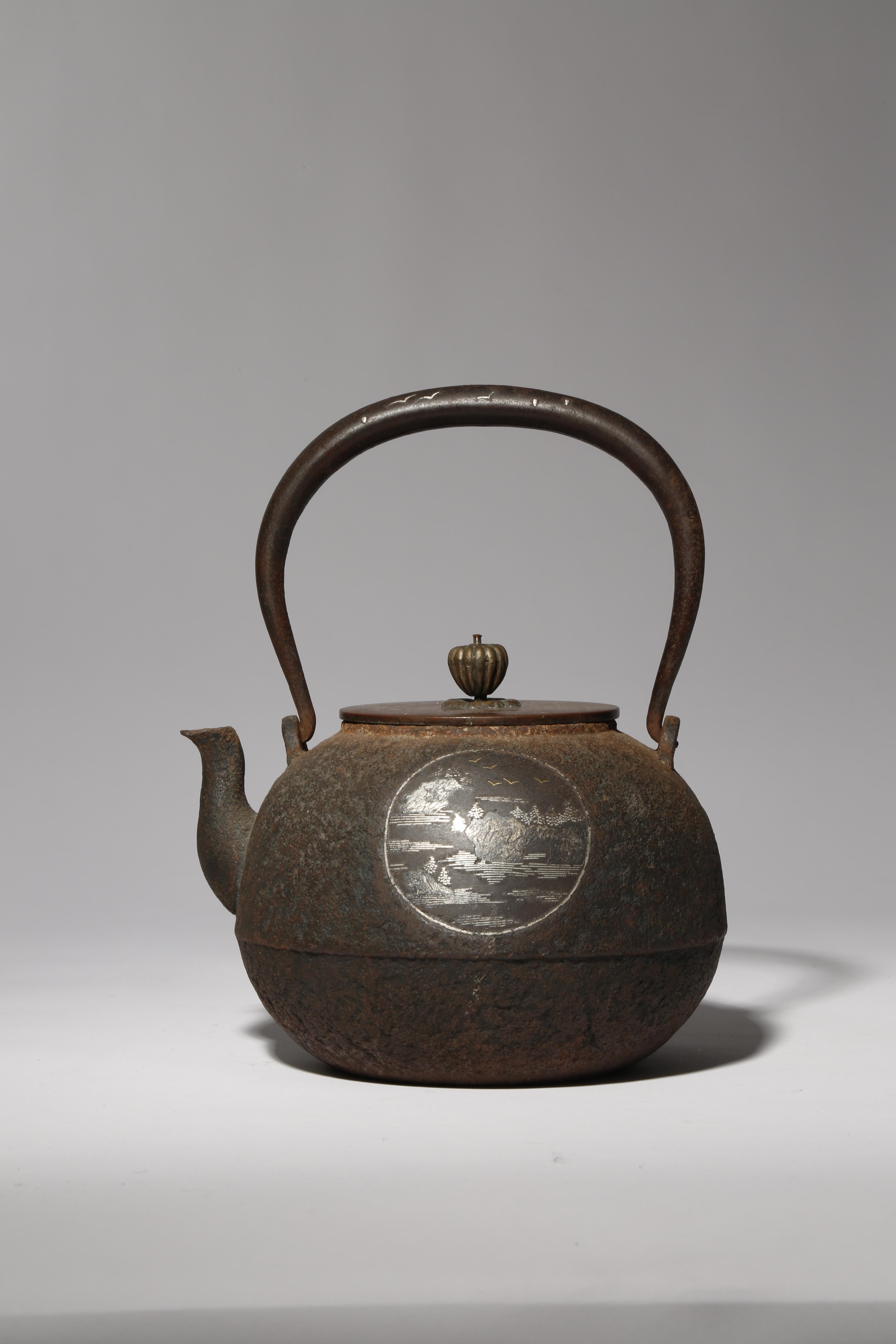 A JAPANESE KOMAI-STYLE INLAID IRON TETSUBIN MEIJI PERIOD, 19TH CENTURY The kettle with a bulbous - Image 3 of 3