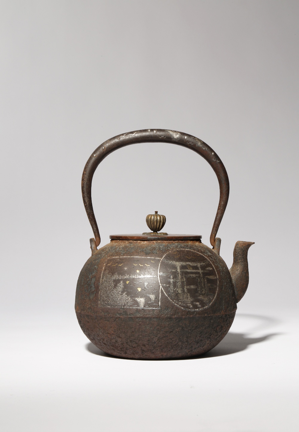 A JAPANESE KOMAI-STYLE INLAID IRON TETSUBIN MEIJI PERIOD, 19TH CENTURY The kettle with a bulbous