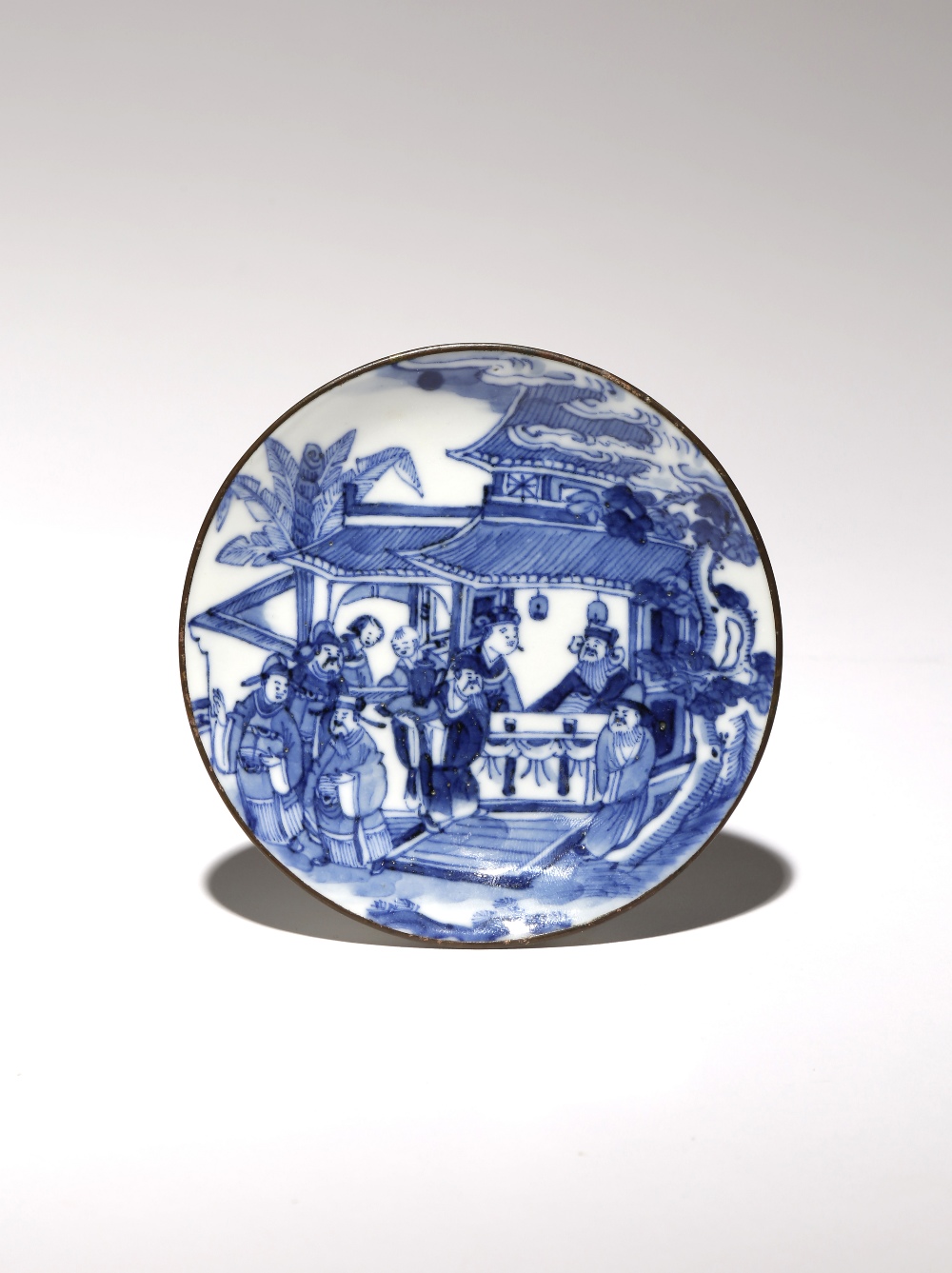 A SMALL CHINESE BLUE AND WHITE SAUCER DISH 19TH/EARLY 20TH CENTURY Painted with a scene of officials
