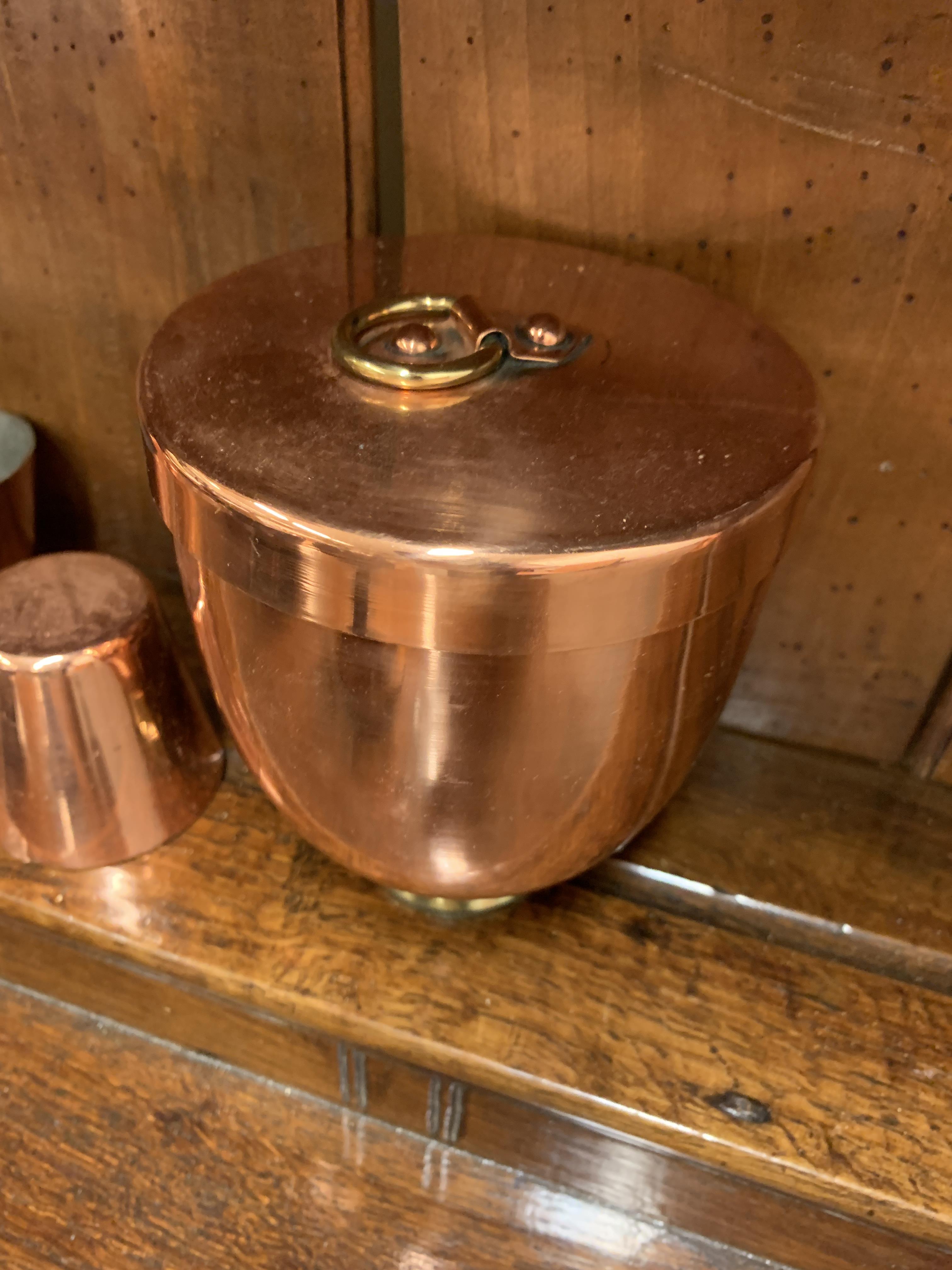 A COLLECTION OF COPPER AND BRASS WARE EARLY 19TH CENTURY AND LATER including: a copper skillet and a - Image 13 of 14