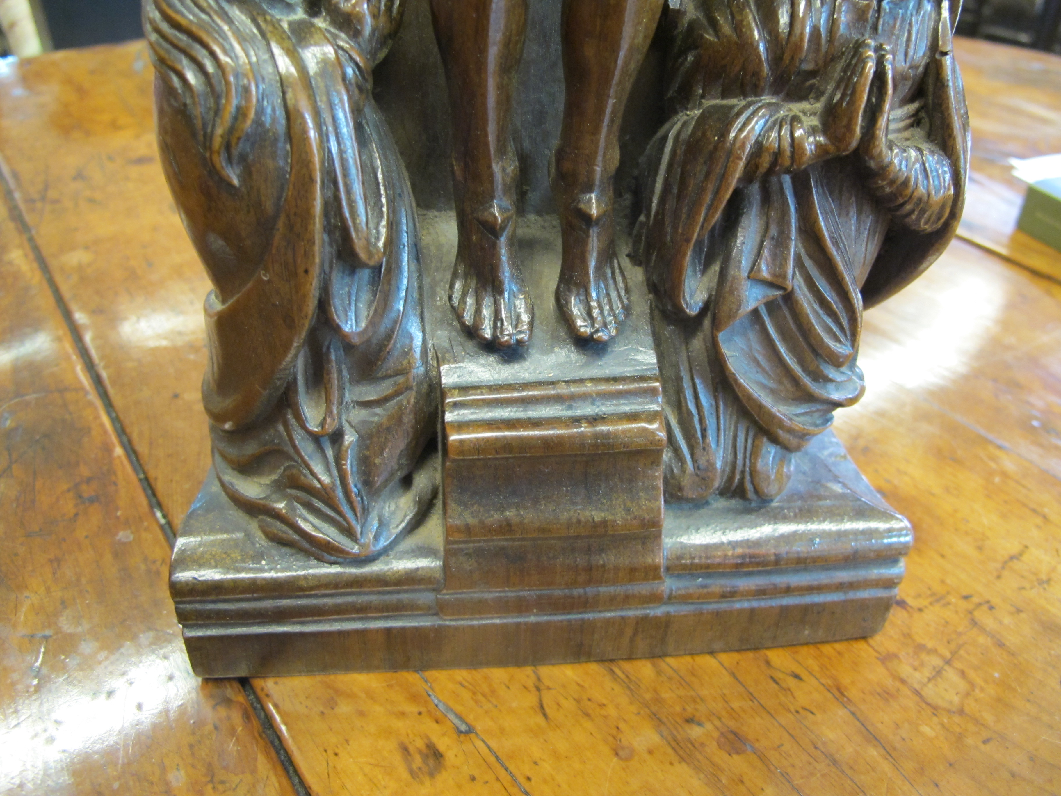 A CONTINENTAL CARVED WALNUT CORPUS CHRISTI 19TH CENTURY Christ depicted with the Virgin Mary and - Image 5 of 8