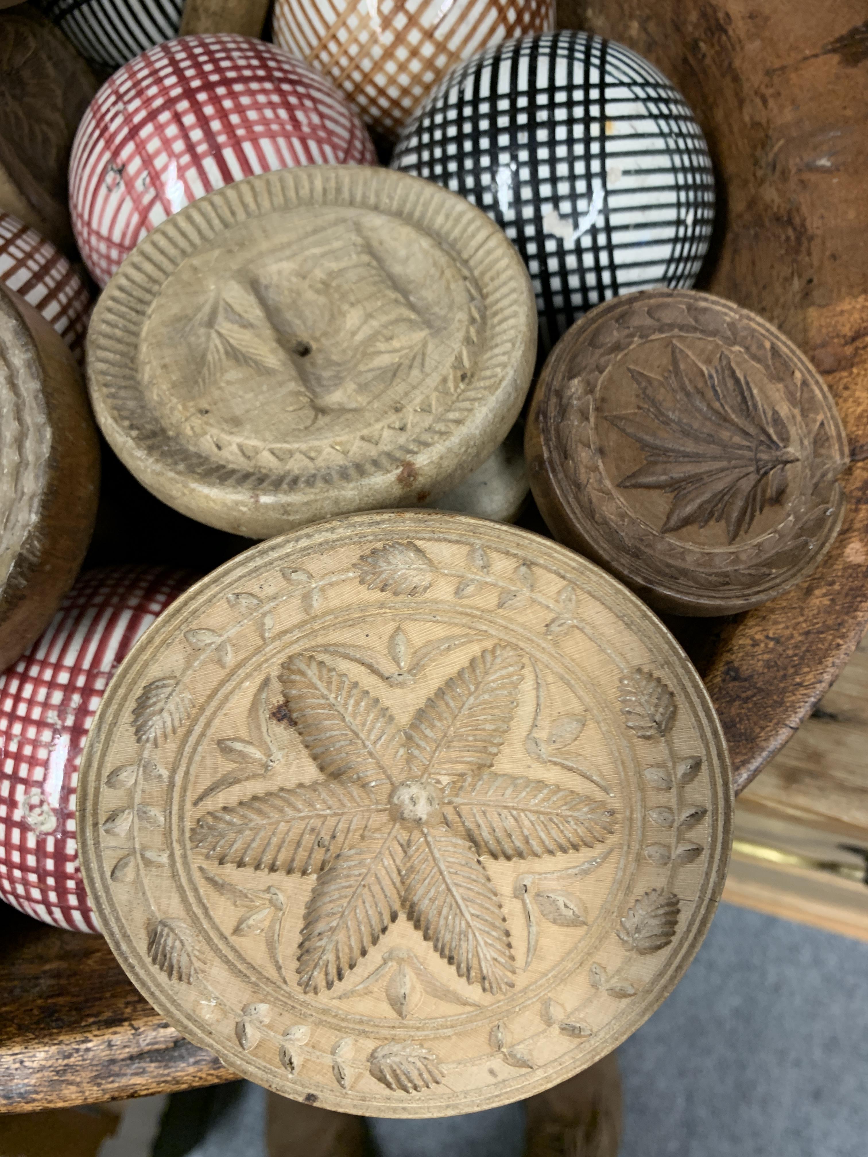 SEVENTEEN TREEN BUTTER STAMPS / MOULDS 19TH CENTURY AND LATER the majority sycamore, with various - Image 3 of 20