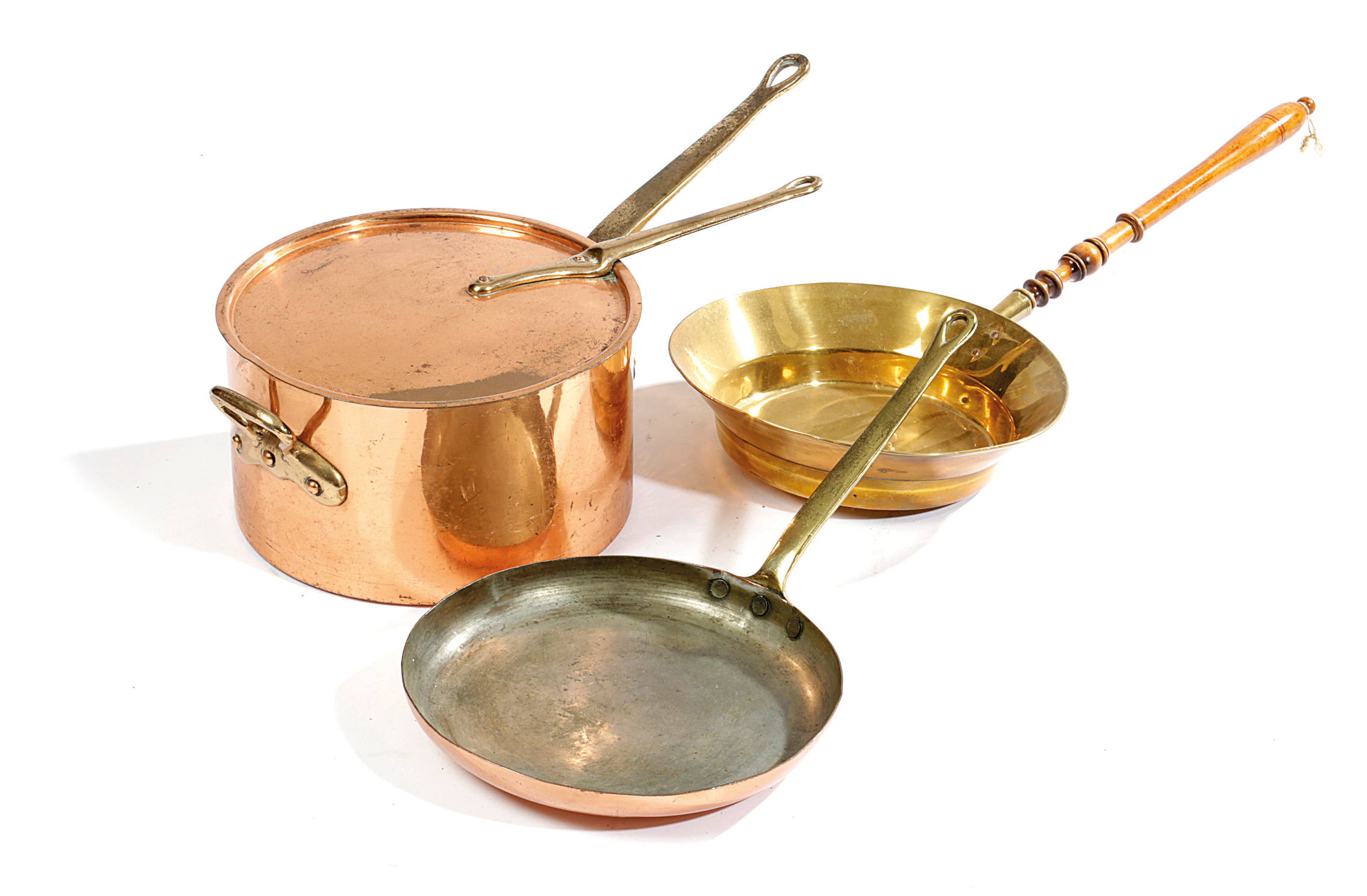 A COLLECTION OF COPPER AND BRASS WARE EARLY 19TH CENTURY AND LATER including: a copper skillet and a