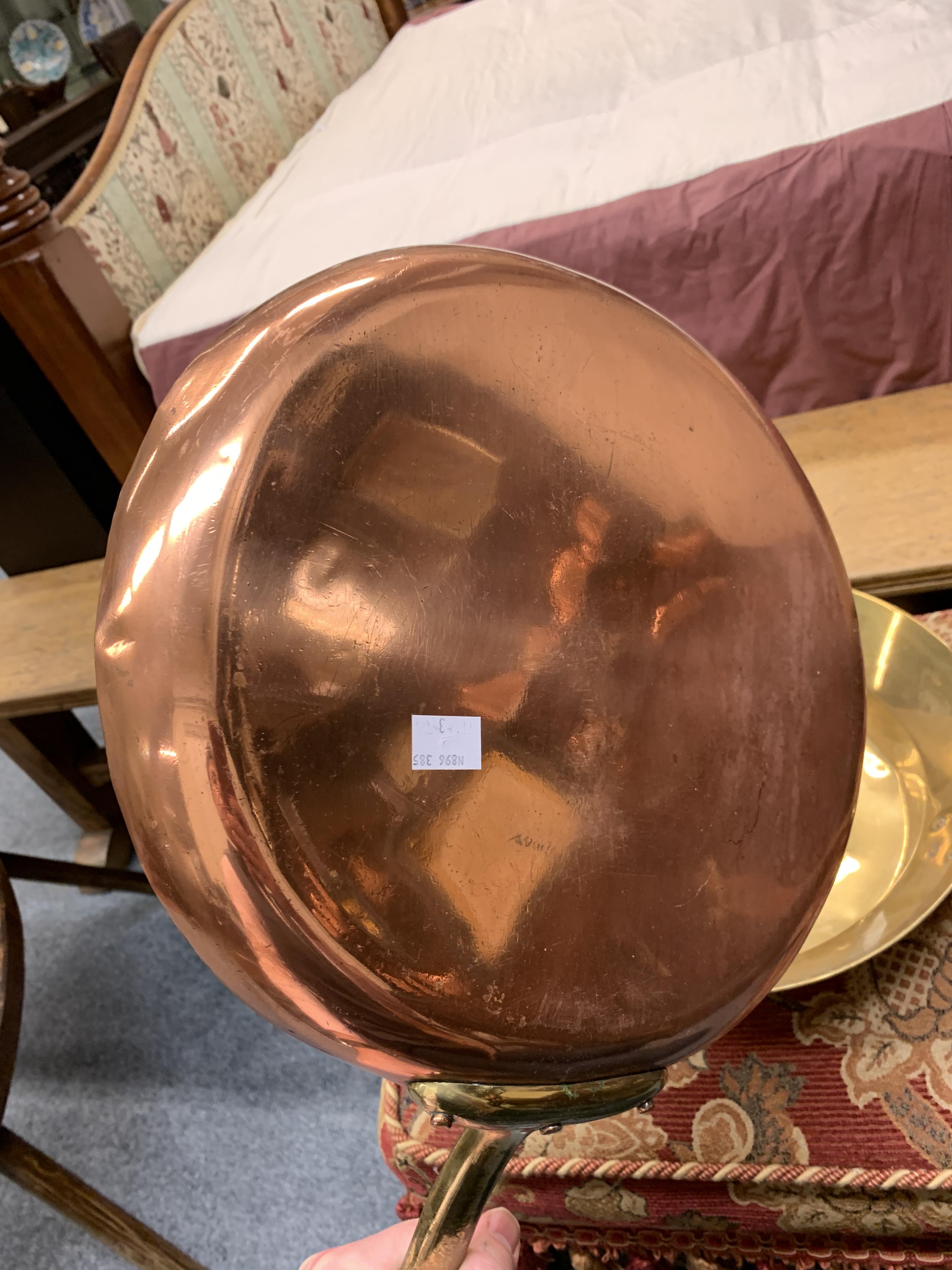 A COLLECTION OF COPPER AND BRASS WARE EARLY 19TH CENTURY AND LATER including: a copper skillet and a - Image 8 of 14
