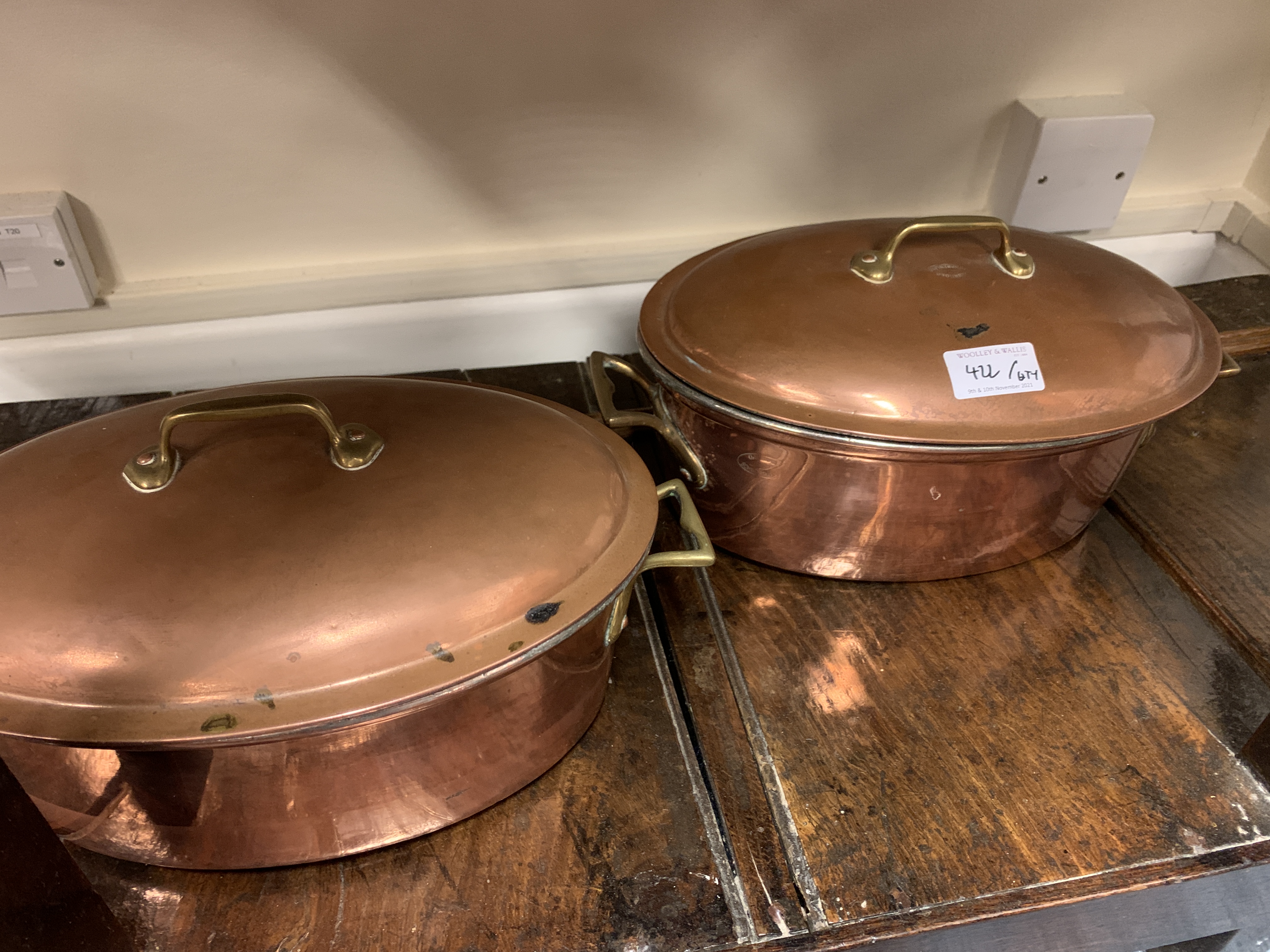 A COLLECTION OF COPPER AND BRASS WARE EARLY 19TH CENTURY AND LATER including: a copper skillet and a - Image 4 of 14