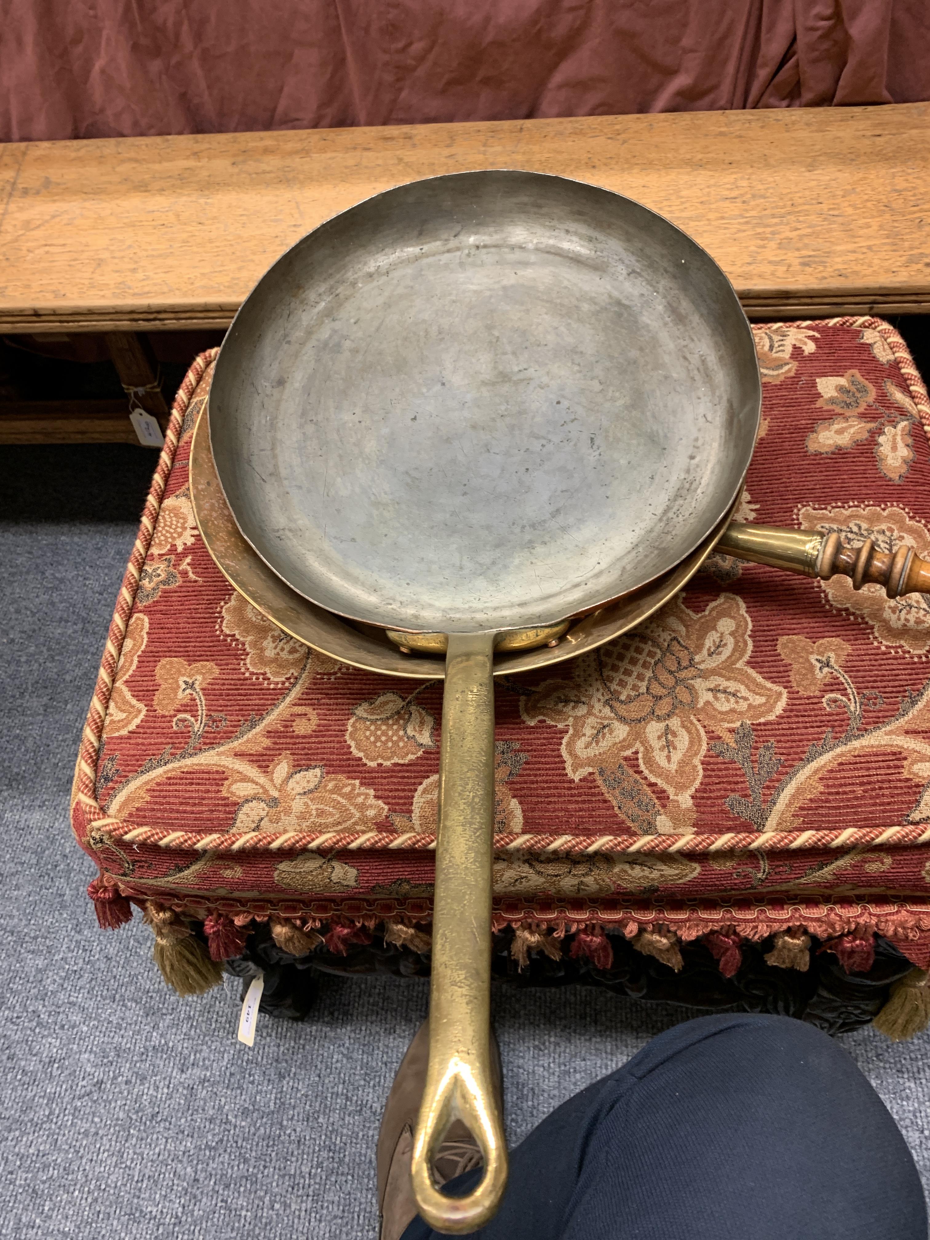 A COLLECTION OF COPPER AND BRASS WARE EARLY 19TH CENTURY AND LATER including: a copper skillet and a - Image 7 of 14