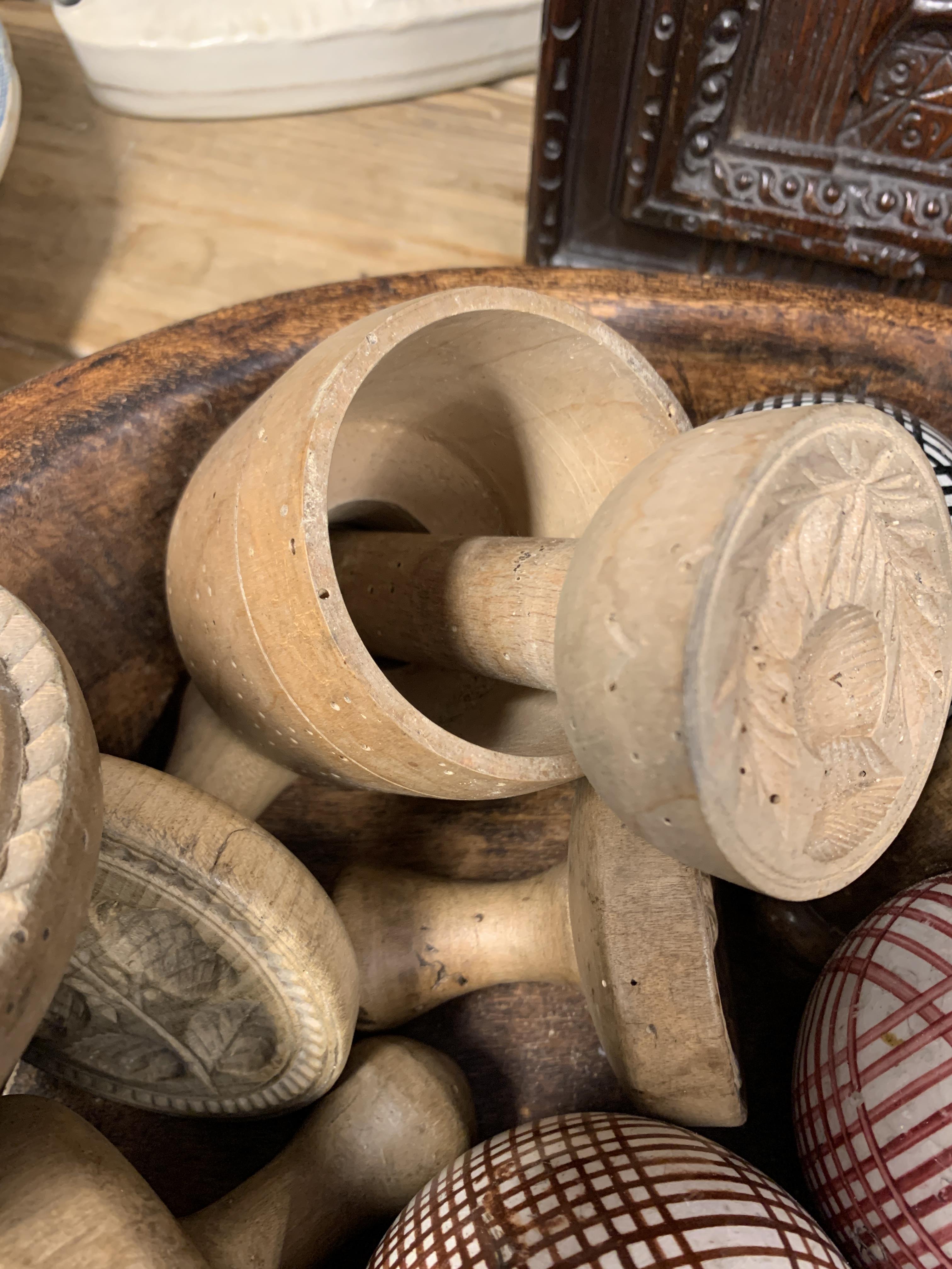 SEVENTEEN TREEN BUTTER STAMPS / MOULDS 19TH CENTURY AND LATER the majority sycamore, with various - Image 6 of 20