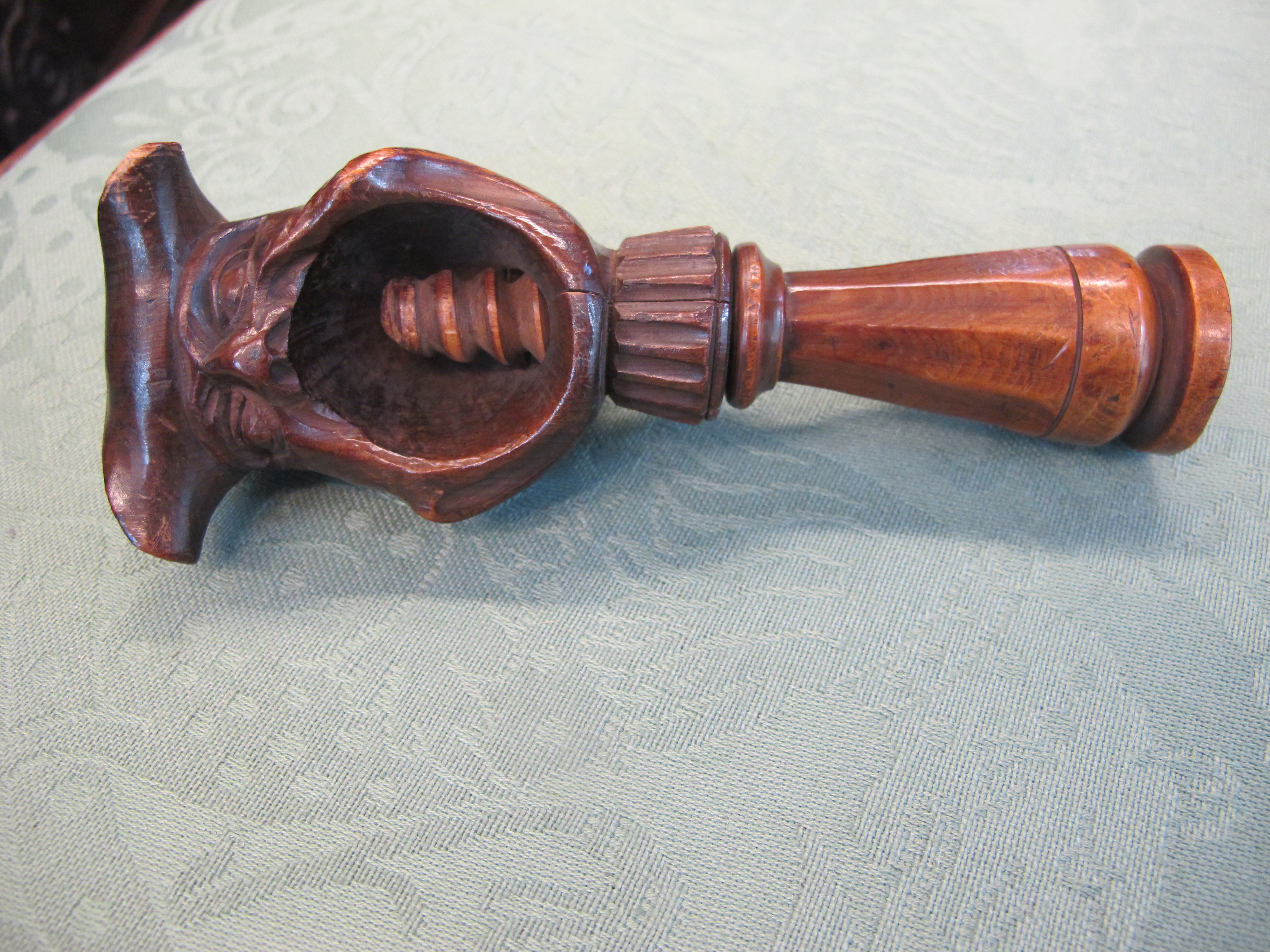 A SWISS TREEN NOVELTY NUTCRACKER 19TH CENTURY carved as a bust of a man wearing a tricorn hat, the - Image 4 of 10