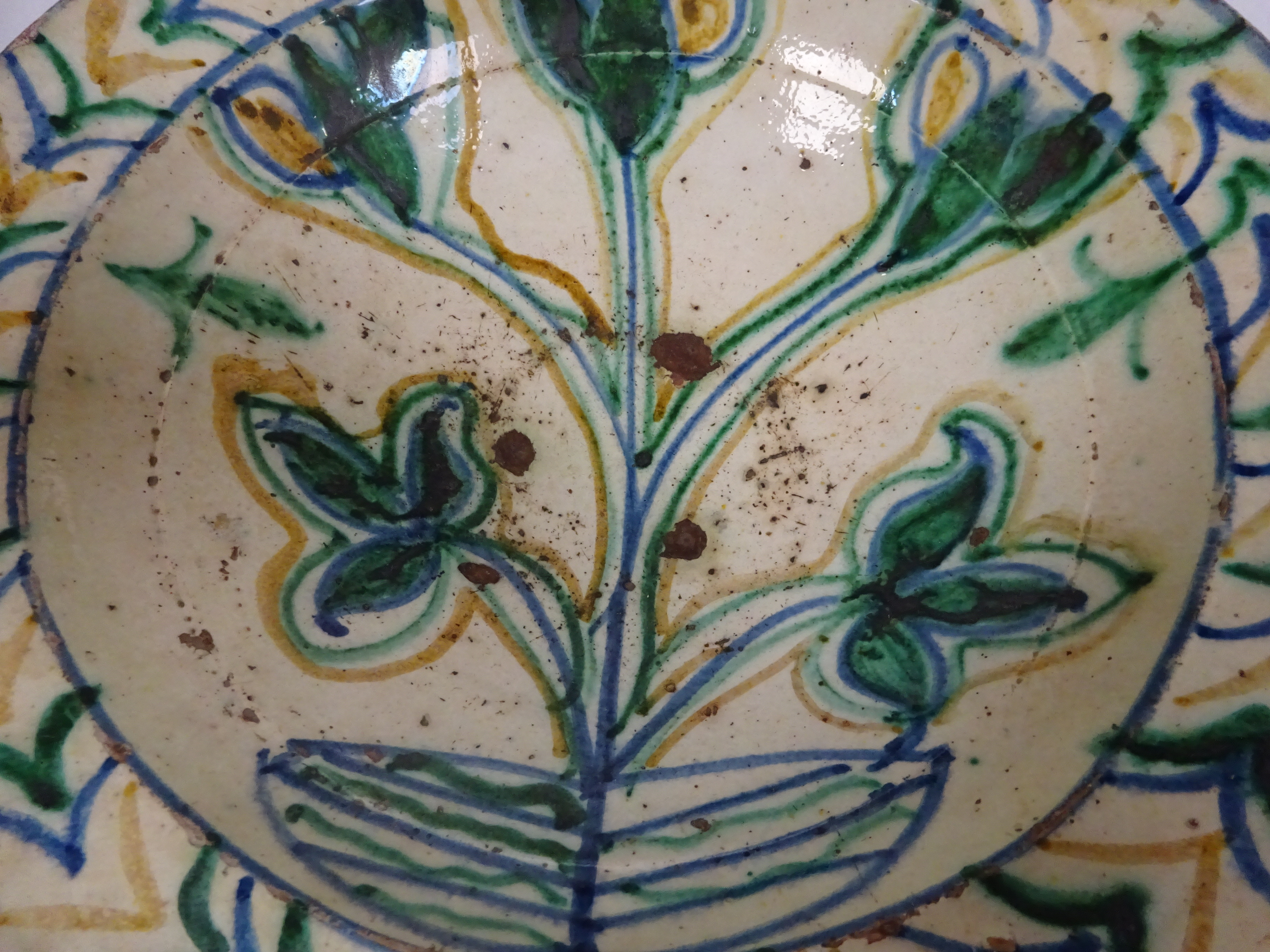 THREE SPANISH TIN-GLAZED POTTERY BOWLS 19TH / 20TH CENTURY each painted with flowers and a smaller - Image 9 of 13