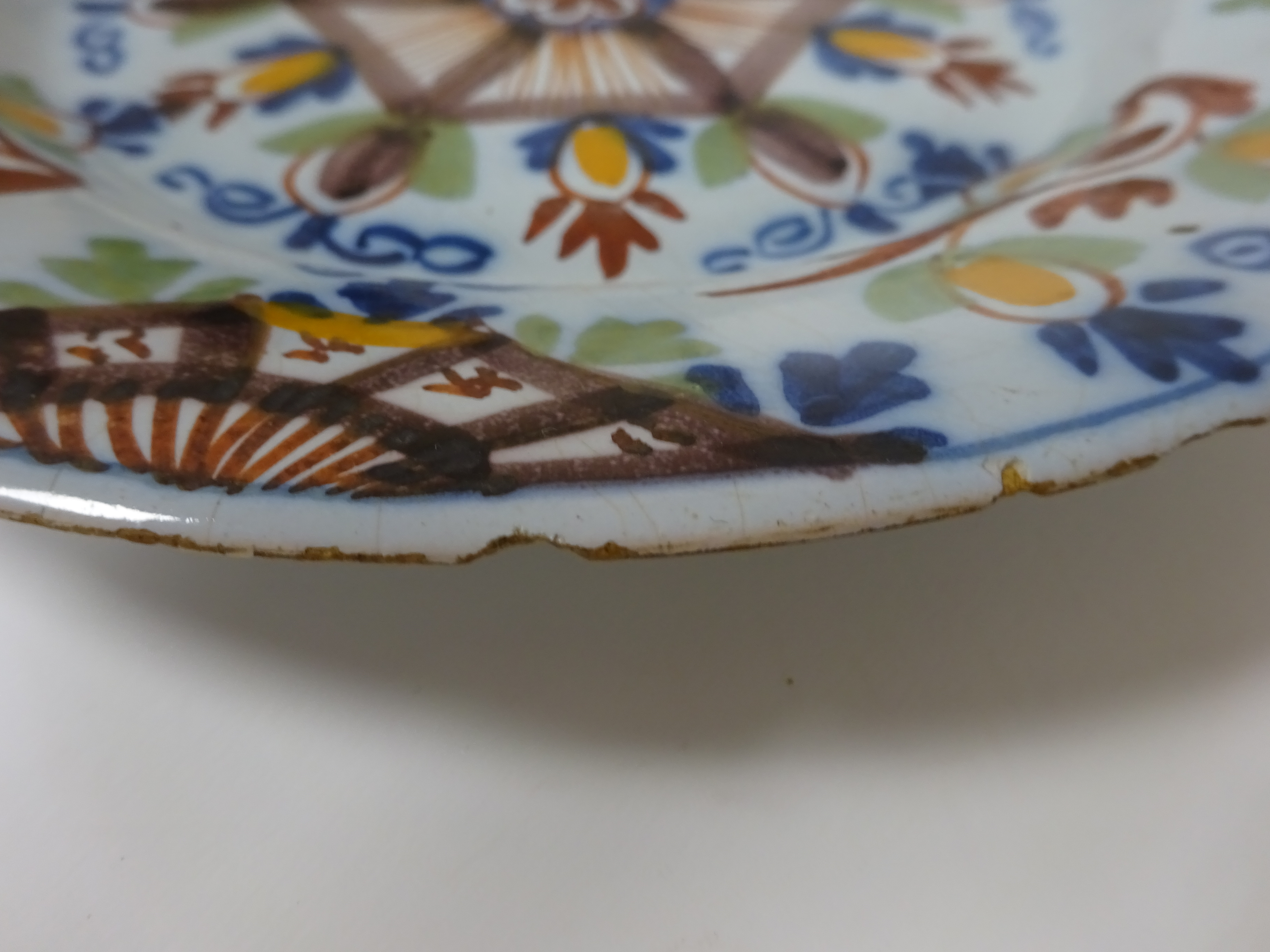 A PAIR OF DELFTWARE POTTERY PLATES PROBABLY LAMBETH, LATE 18TH CENTURY each polychrome decorated - Image 9 of 15