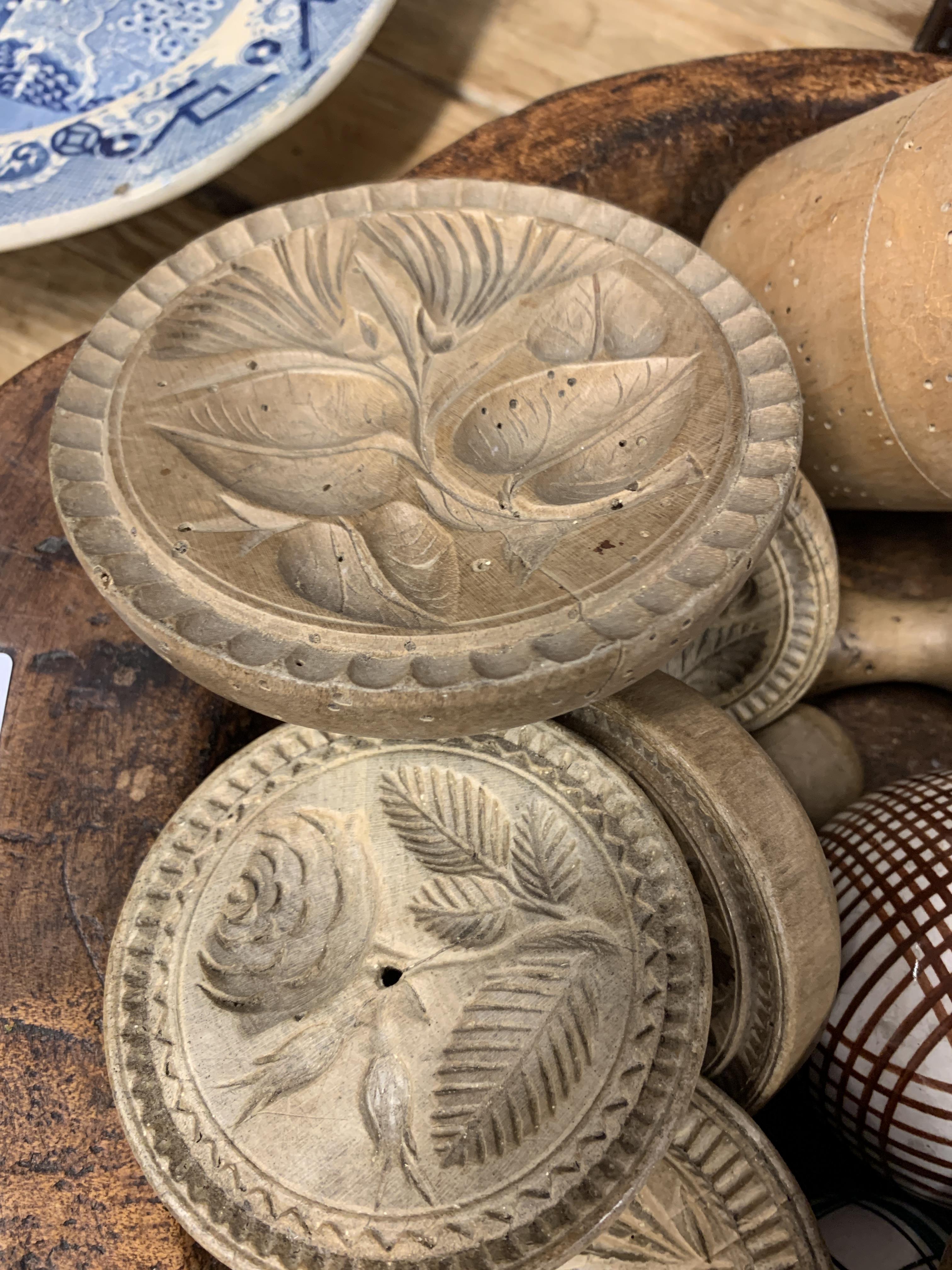 SEVENTEEN TREEN BUTTER STAMPS / MOULDS 19TH CENTURY AND LATER the majority sycamore, with various - Image 5 of 20