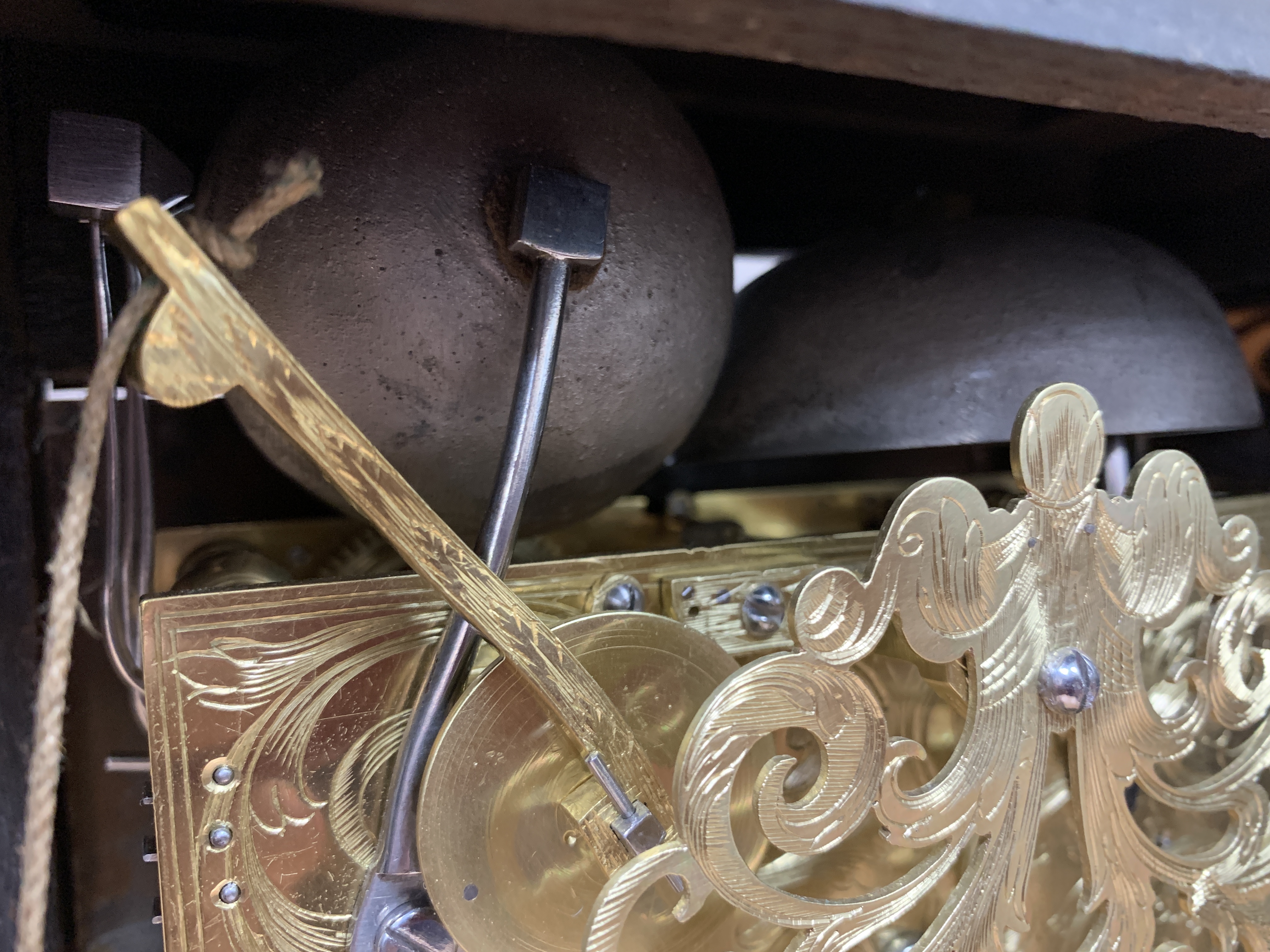 A QUEEN ANNE EBONISED BRACKET CLOCK BY JOANNES MONDEHARE LONDON, LATE 17TH / EARLY 18TH CENTURY - Image 9 of 14