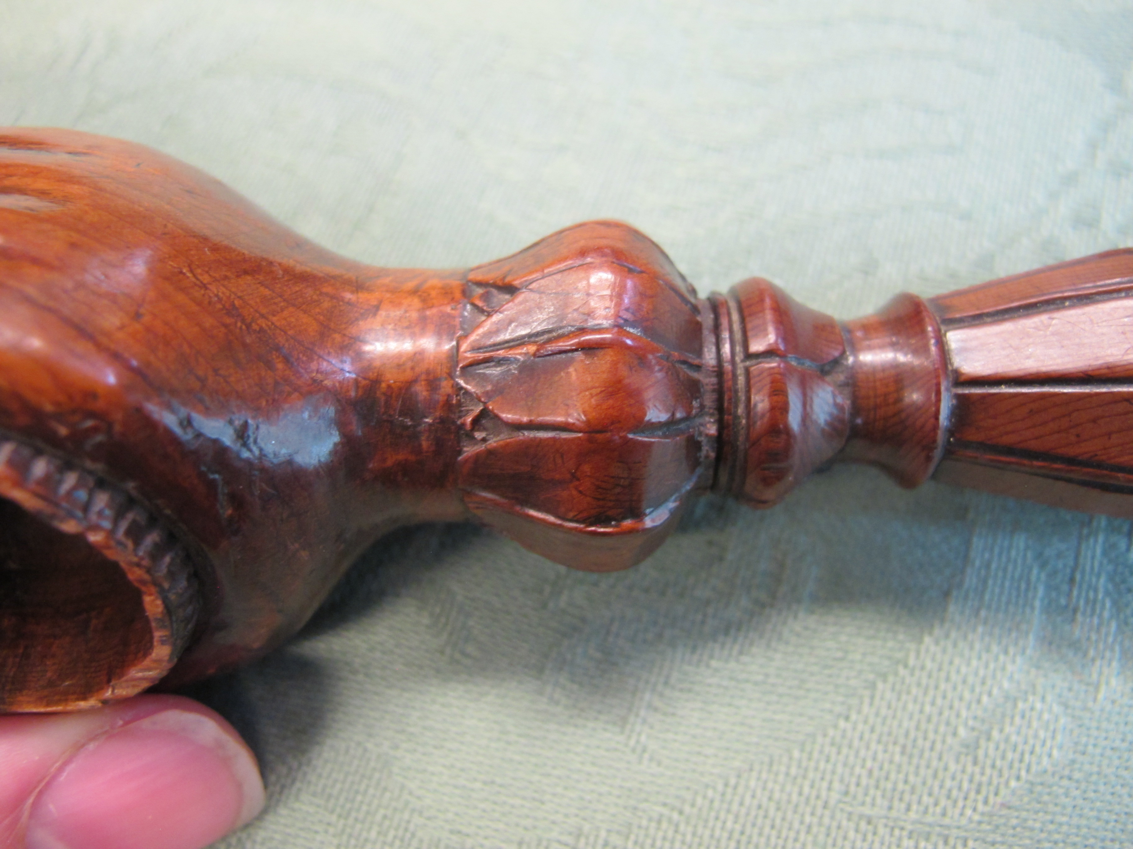 A SWISS TREEN NOVELTY NUTCRACKER 19TH CENTURY in the form of a hand holding a walnut, with a screw - Image 3 of 9