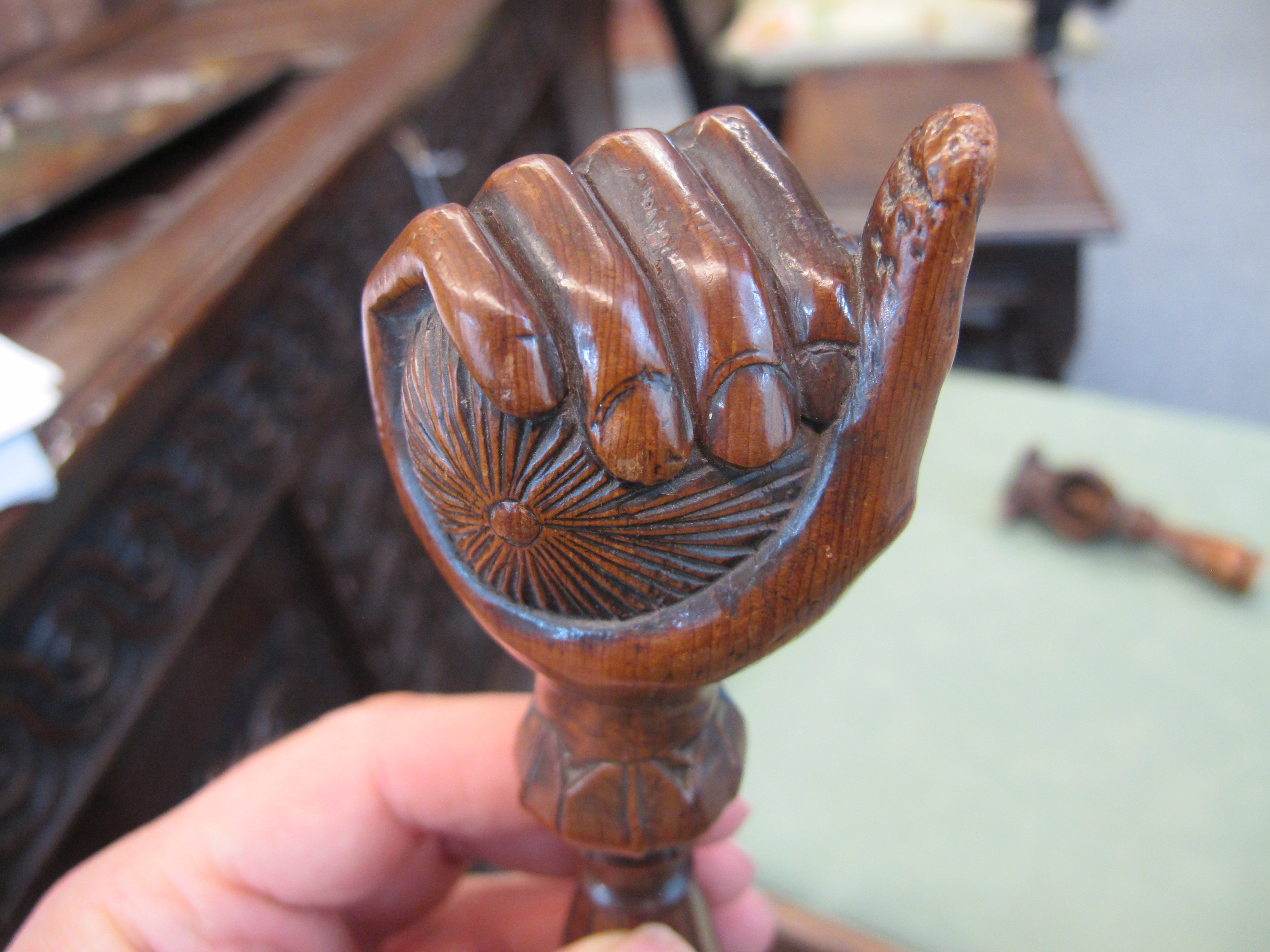 A SWISS TREEN NOVELTY NUTCRACKER 19TH CENTURY in the form of a hand holding a walnut, with a screw - Image 6 of 9
