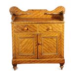 AN EARLY VICTORIAN GRAINED PINE WASHSTAND POSSIBLY WEST COUNTRY, C.1840-50 the scumbled surface