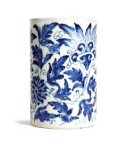 A CHINESE BLUE AND WHITE PORCELAIN CYLINDRICAL BRUSHPOT LATE 19TH / EARLY 20TH CENTURY painted
