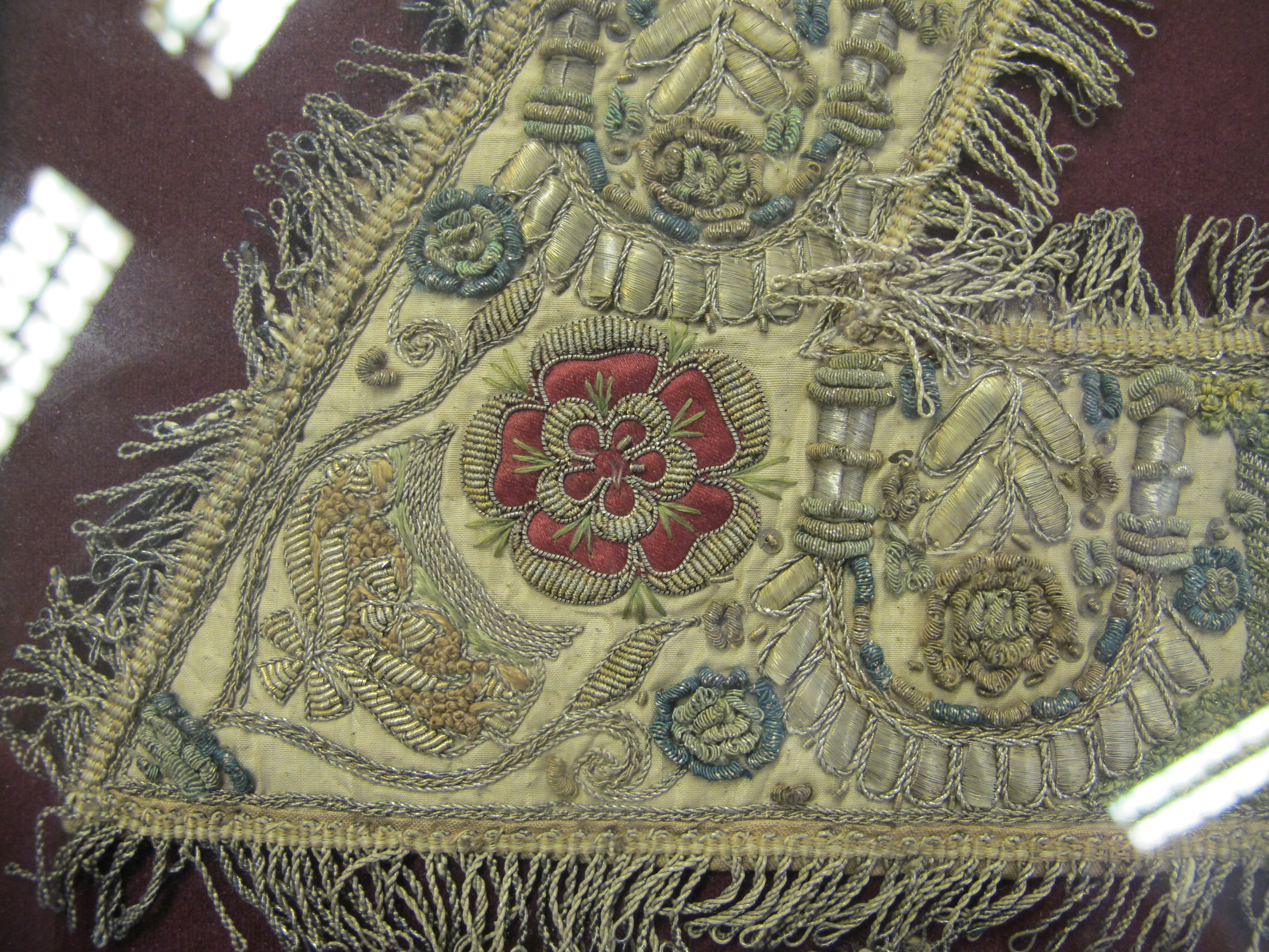 A PAIR OF ENGLISH NEEDLEWORK GLOVE CUFFS EARLY 17TH CENTURY embroidered with red silk and purled - Image 3 of 7