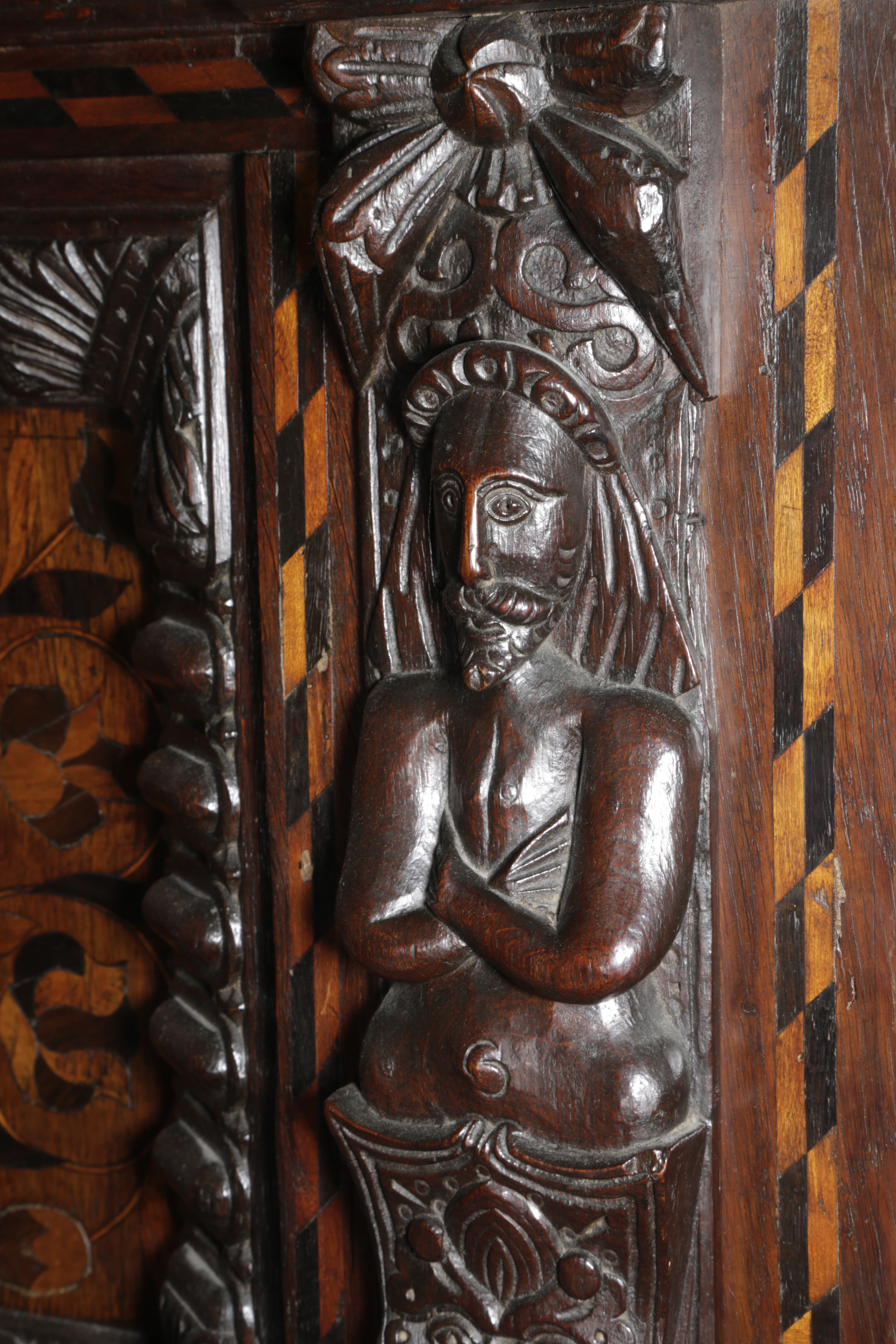 AN ELIZABETH I OAK TESTER BED C.1580 AND LATER the panelled headboard inlaid with holly and bog - Image 4 of 5