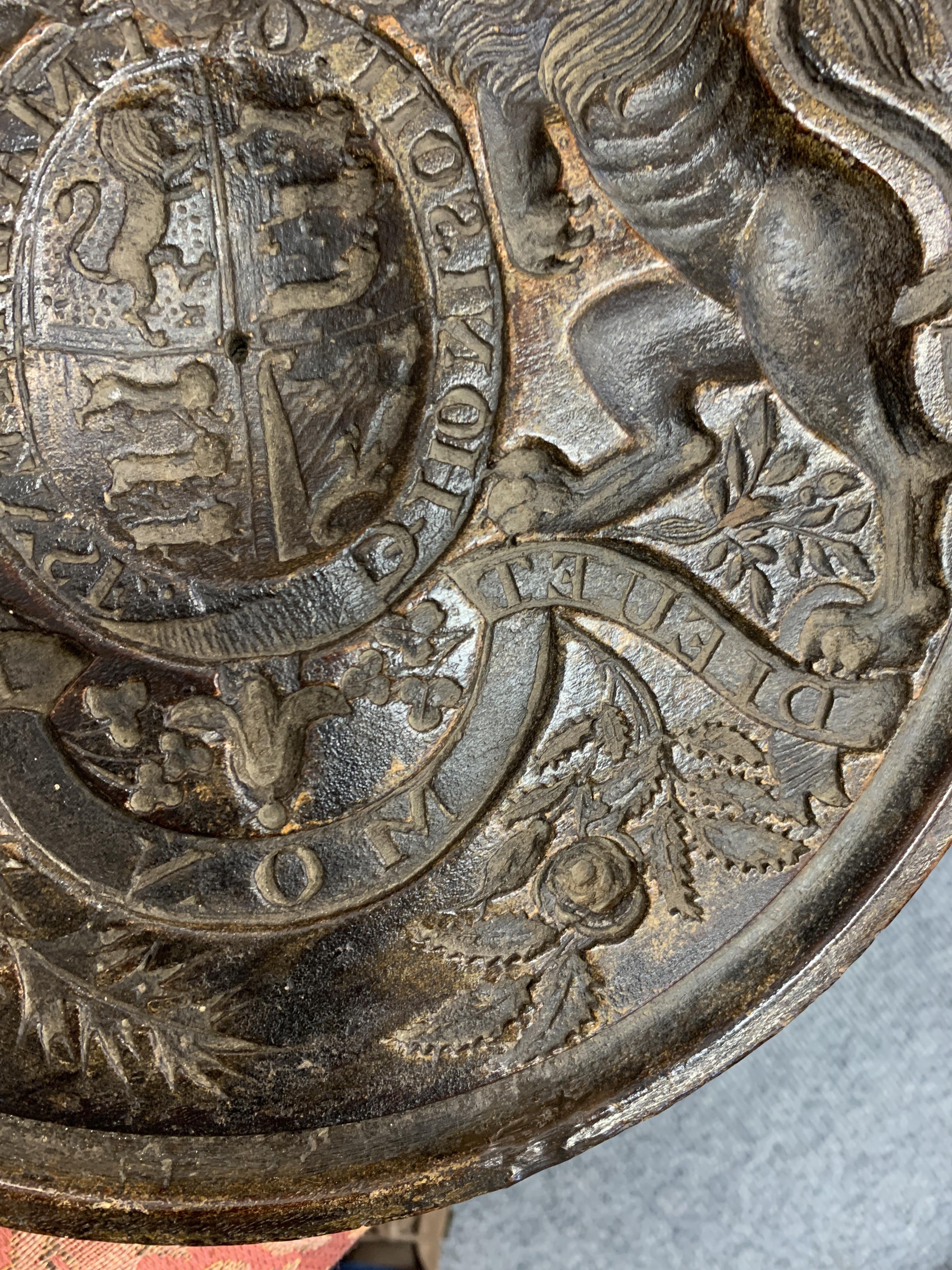 A TREEN CONFECTIONERY MOULD MID-19TH CENTURY intaglio relief carved with the Royal Coat of Arms, the - Image 5 of 10