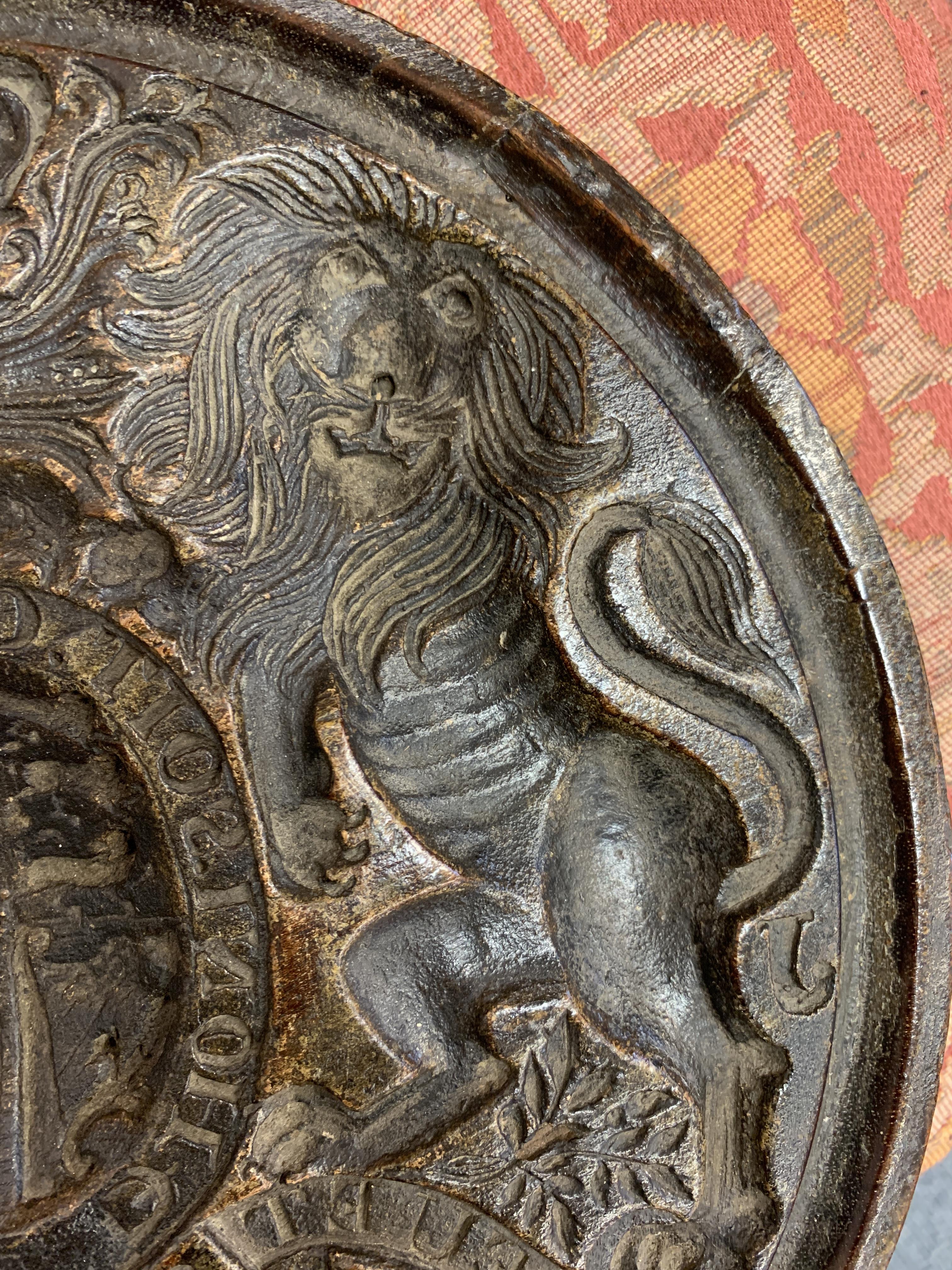 A TREEN CONFECTIONERY MOULD MID-19TH CENTURY intaglio relief carved with the Royal Coat of Arms, the - Image 4 of 10