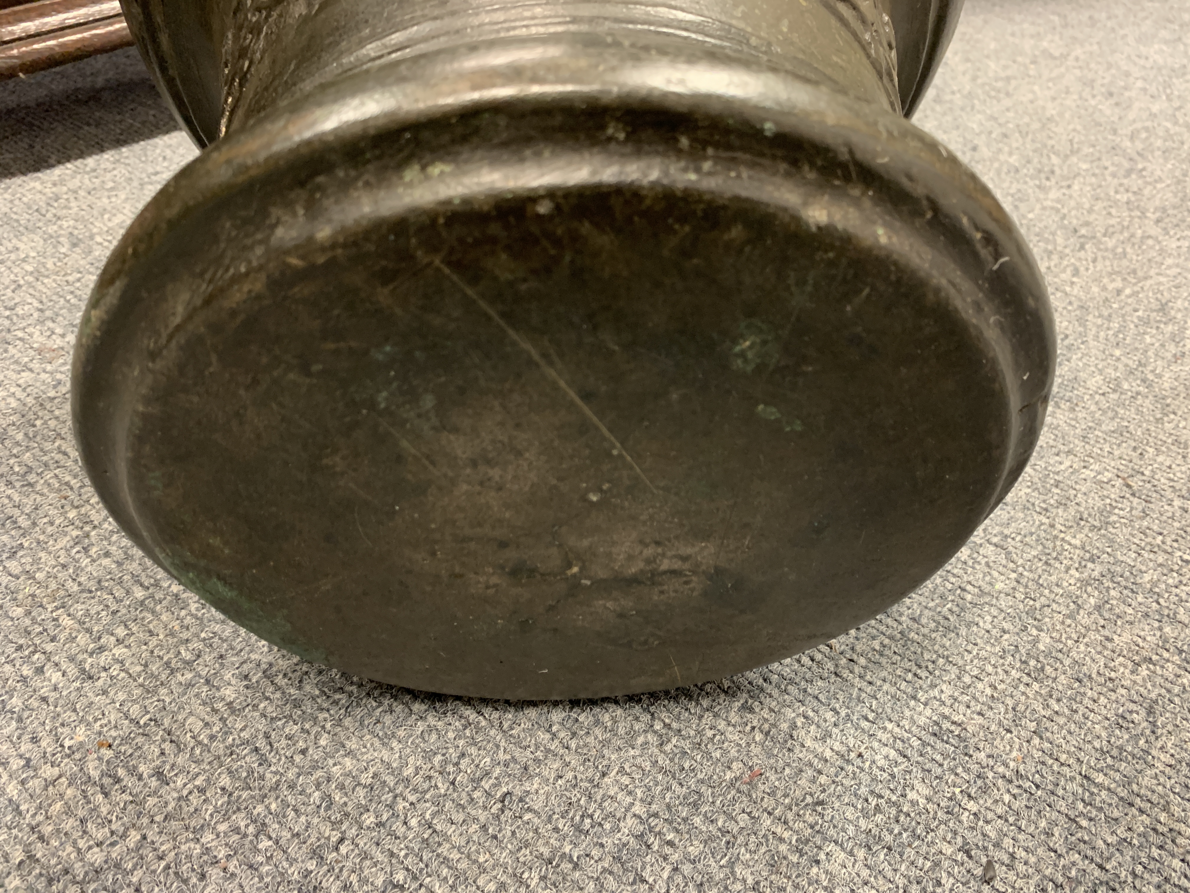 A LARGE 17TH CENTURY BRONZE MORTAR ATTRIBUTED TO JAMES BARTLET (1675-1700) OF THE WHITECHAPEL - Image 10 of 11