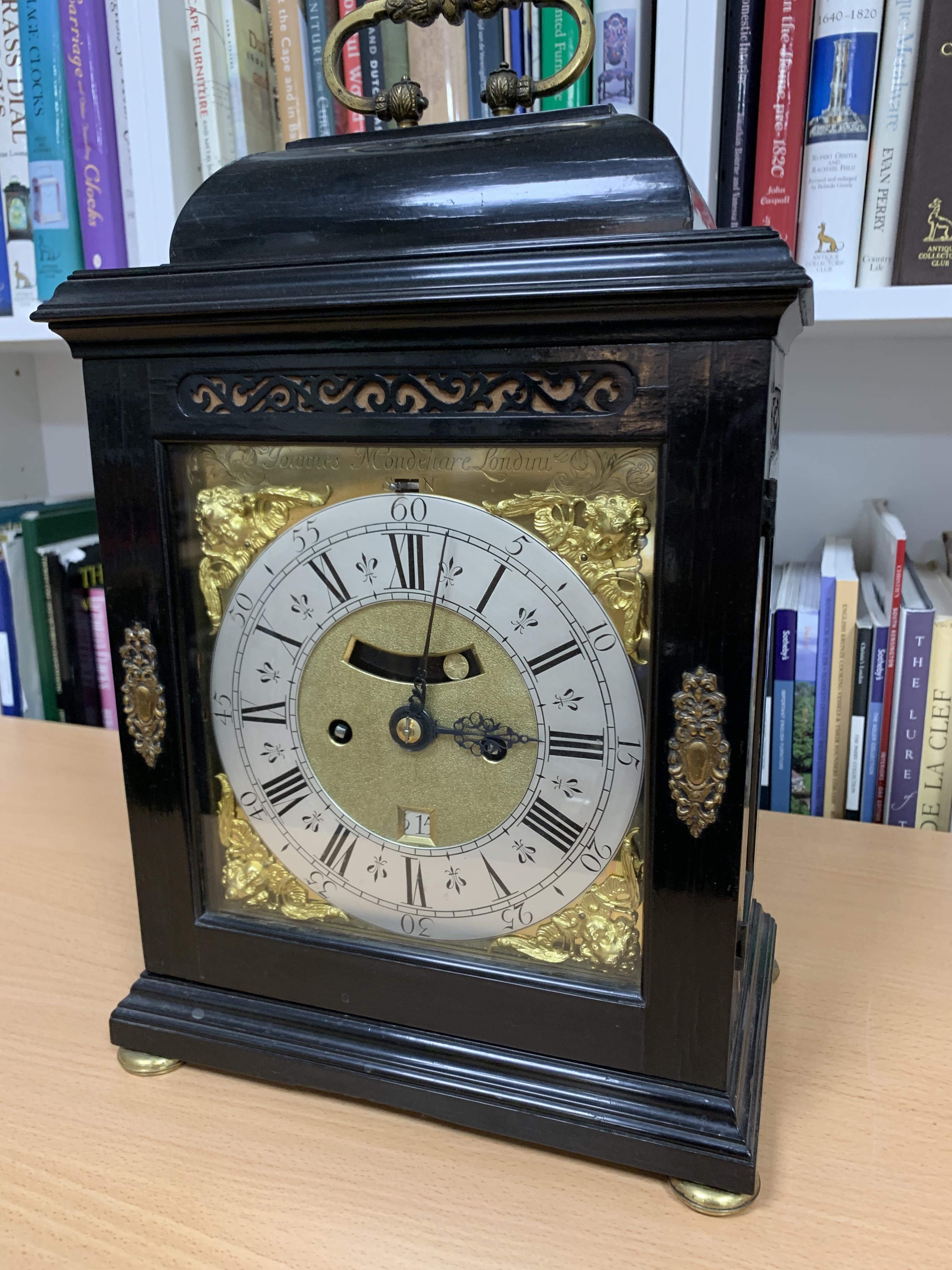 A QUEEN ANNE EBONISED BRACKET CLOCK BY JOANNES MONDEHARE LONDON, LATE 17TH / EARLY 18TH CENTURY - Image 6 of 14