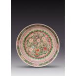 A CHINESE FAMILLE VERTE LARGE SAUCER DISH KANGXI 1662-1722 Decorated to the centre with colourful
