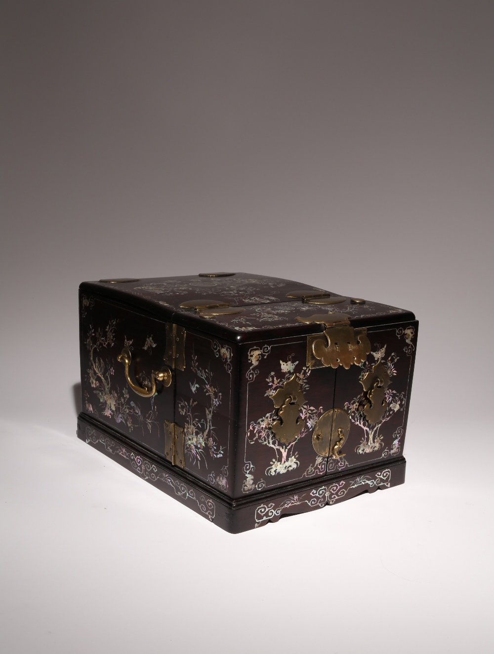 A CHINESE HARDWOOD AND MOTHER OF PEARL INLAID LADY'S TOILET BOX 19TH CENTURY With a hinged lid - Image 4 of 4