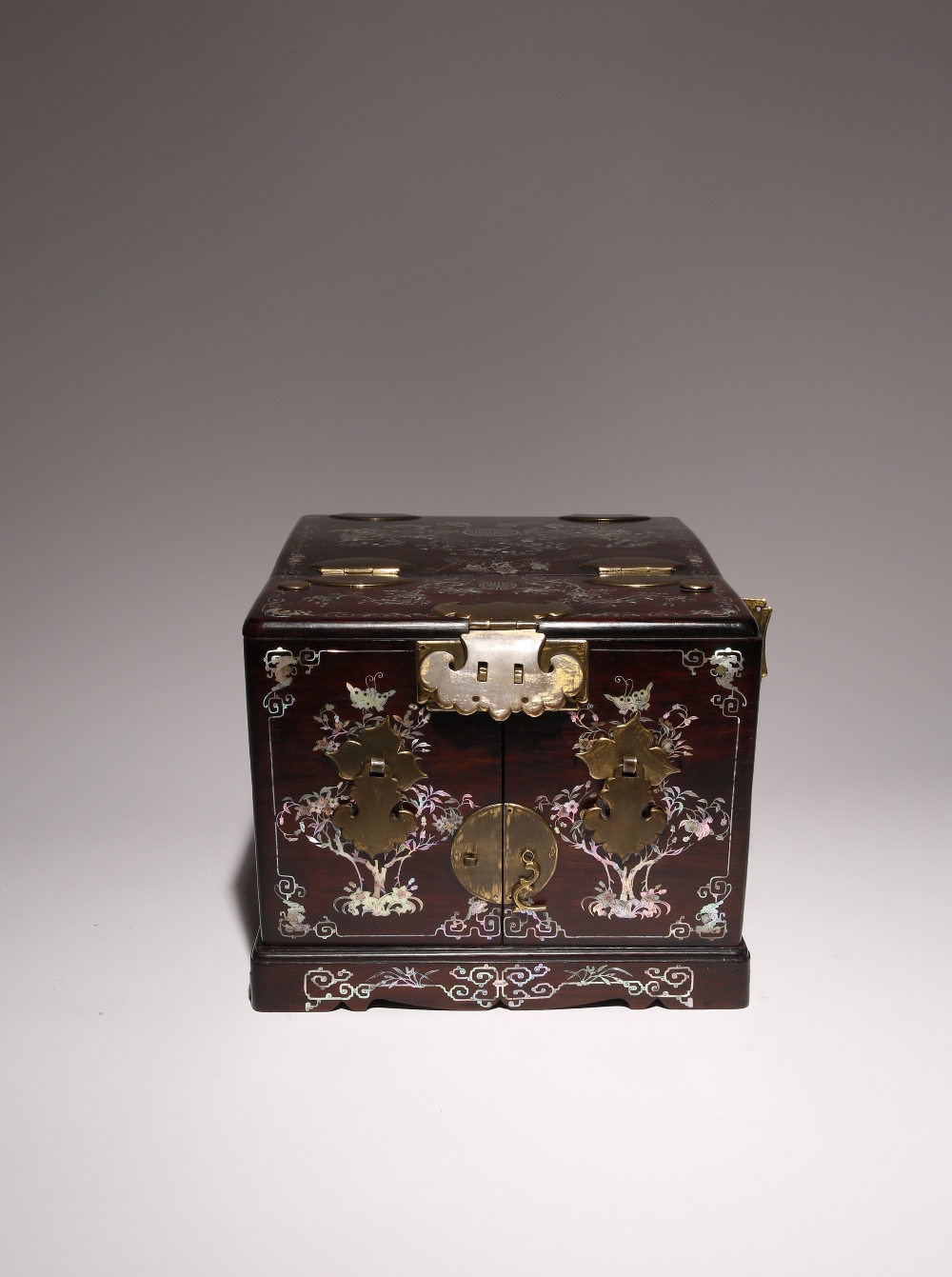 A CHINESE HARDWOOD AND MOTHER OF PEARL INLAID LADY'S TOILET BOX 19TH CENTURY With a hinged lid - Image 2 of 4
