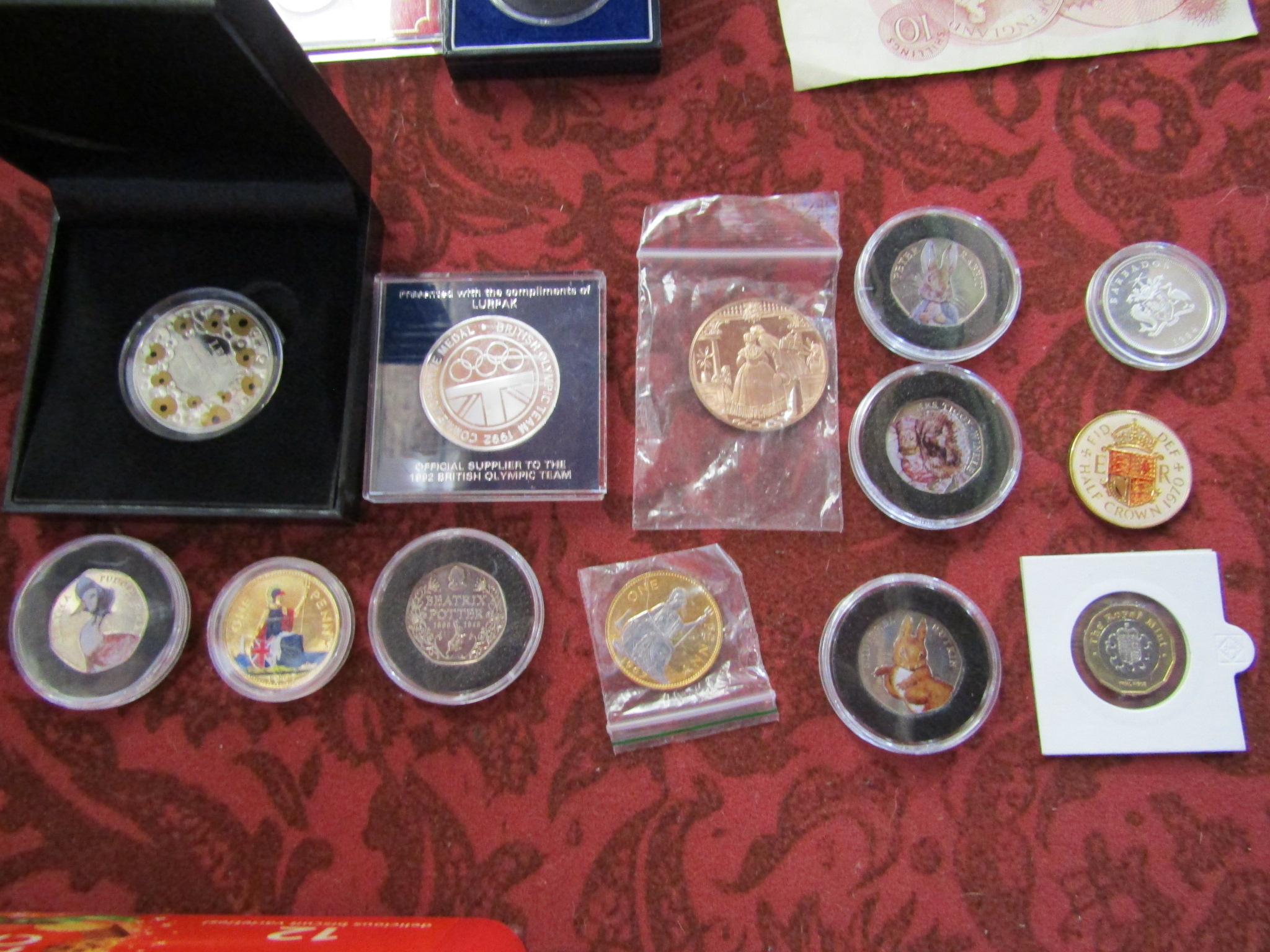 An unsorted collection of English and other coinage, c.20th century with bank notes. presentation - Image 2 of 4