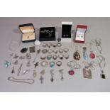 Mixed collection of vintage and later silver jewellery to include numerous rings and pendant