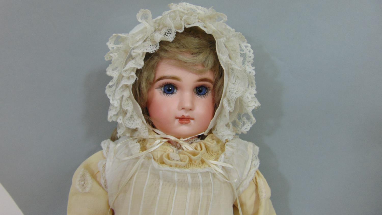 Jumeau bisque socket head doll with jointed composition body, with fixed blue eyes, painted - Image 7 of 7