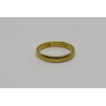 22ct wedding ring, size K, 2.7g