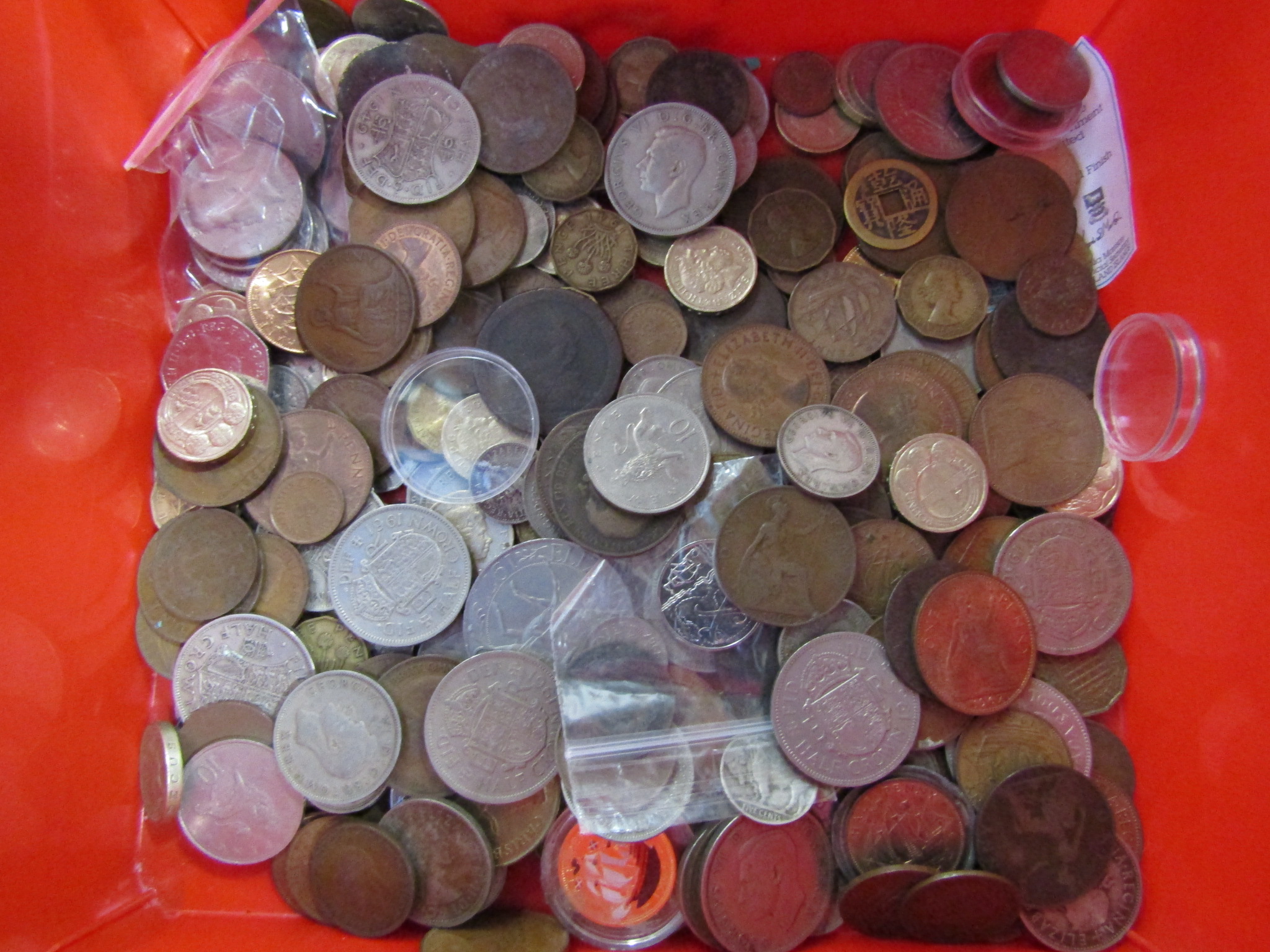 An unsorted collection of English and other coinage, c.20th century with bank notes. presentation - Image 3 of 4