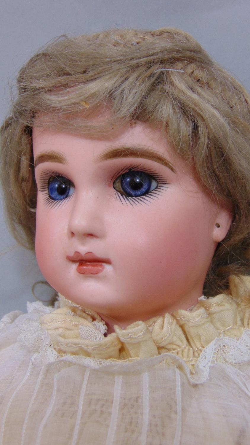 Jumeau bisque socket head doll with jointed composition body, with fixed blue eyes, painted - Image 4 of 7