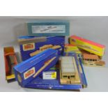 Collection of Hornby Dublo station buildings including boxed D1 Island Platform x2, D1 Through